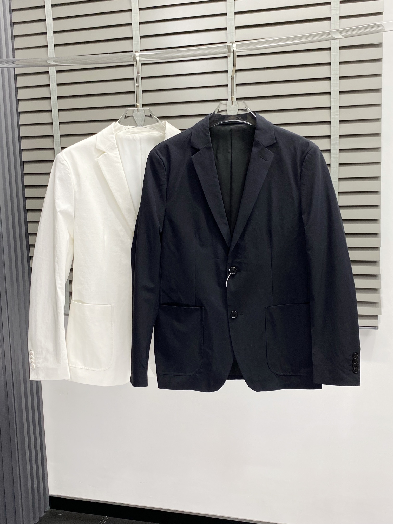 NO:445593,.Prada exclusively supplies new suit jackets, simple and casual suit jackets, imported original polyester fabric, breathable, soft and warm, strong and drape, the whole piece of clothing is neat and smooth, all hardware accessories are top-grade accessories with logos, and it is obvious that it is high-end fabric. This fabric is fixed-woven. There is no good product from the outside, and there is no picky place to go. This jacket is often worn and has strong practicality. Size S-2XL,,prada,prada, jackets & coats,business suit,alexander wang19860909.Prada普拉达独家专供新款西服外套,简约休闲西装外套,进口原版聚酯纤维面料,透气柔软保暖性很强,笔挺垂感十足,整件衣服车工走线整齐平整,所有五金附料都是客供带logo顶级配件 一看就是高档的面料 这种面料都是定织的 外面根本就没有 正规大厂途径出来的好货,无任何有挑剔的地方 这样的一件外套属于常备常穿的,实用性很强.尺码S-2XL,,prada,prada,jackets & coats,business suit,alexander wang,Men's clothing