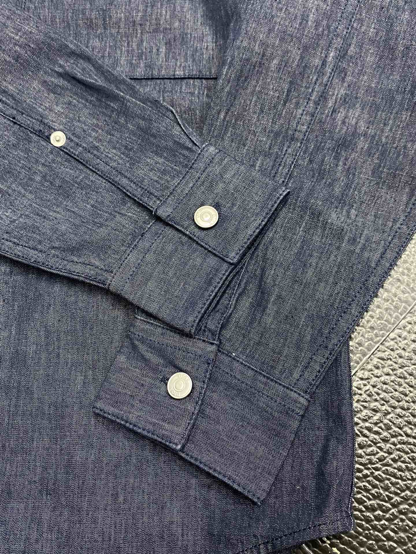  。Dior迪奥💥独家专供春秋新款衬衫。贸易公司渠道稀出，降温天气必备的保暖单品，不论是日常还是户外运动