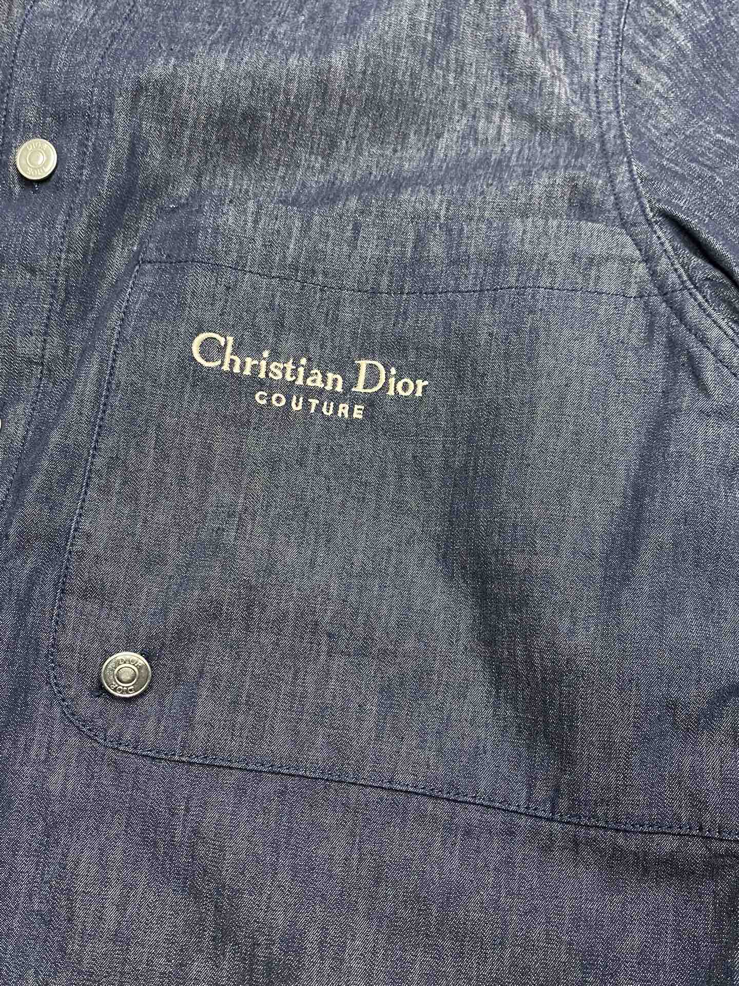  。Dior迪奥💥独家专供春秋新款衬衫。贸易公司渠道稀出，降温天气必备的保暖单品，不论是日常还是户外运动