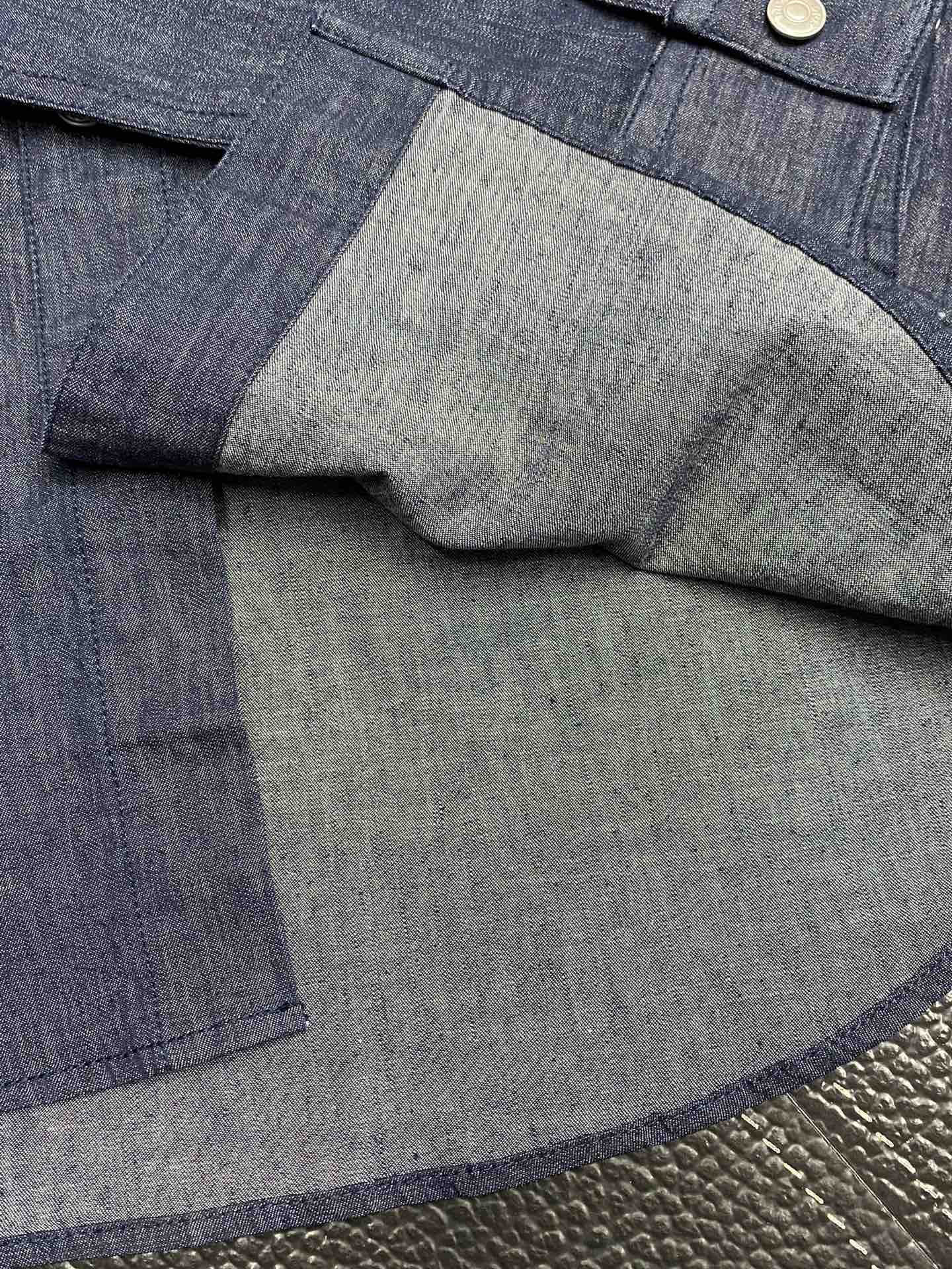  。Dior迪奥💥独家专供春秋新款衬衫。贸易公司渠道稀出，降温天气必备的保暖单品，不论是日常还是户外运动