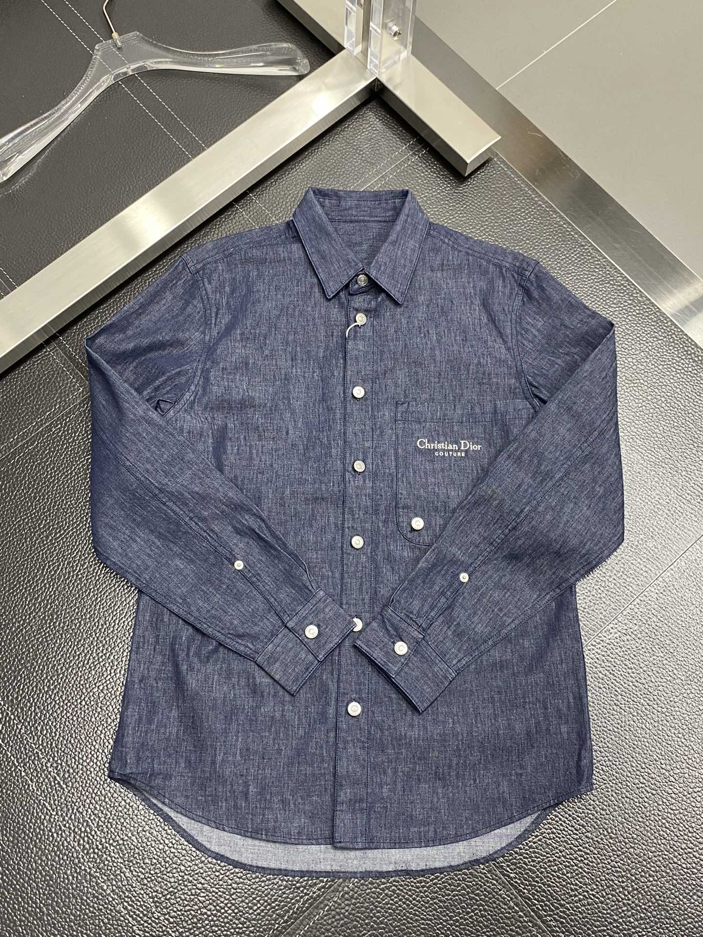  。Dior迪奥💥独家专供春秋新款衬衫。贸易公司渠道稀出，降温天气必备的保暖单品，不论是日常还是户外运动