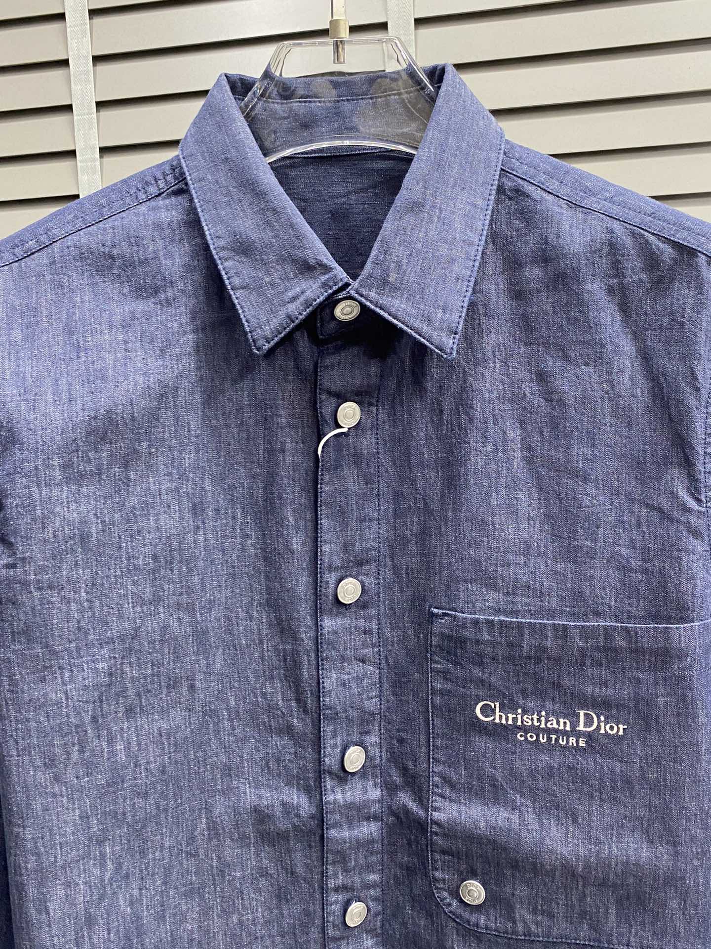  。Dior迪奥💥独家专供春秋新款衬衫。贸易公司渠道稀出，降温天气必备的保暖单品，不论是日常还是户外运动