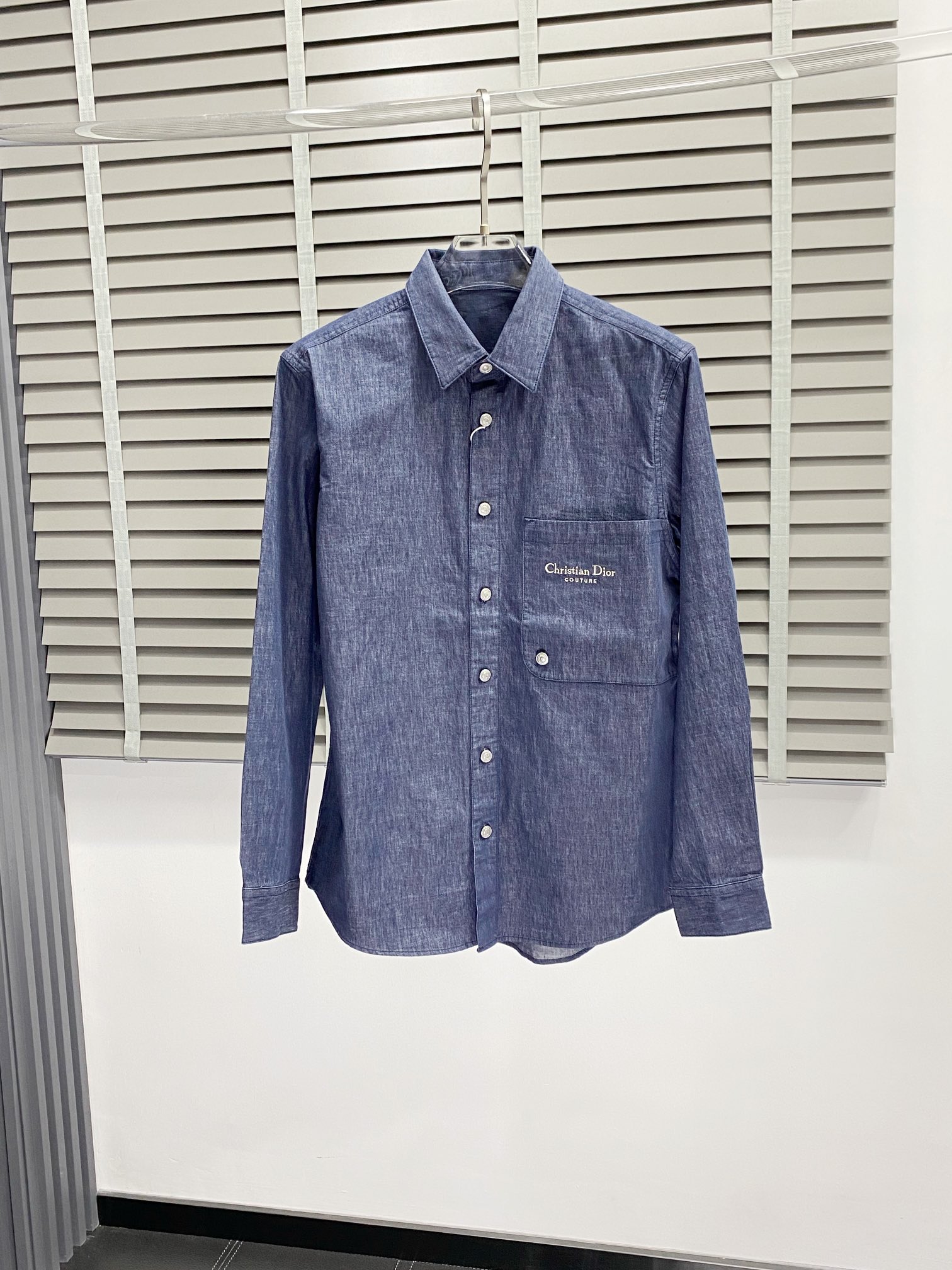 NO:419583,.Dior exclusively offers new styles of spring and autumn shirts. Trading companies have a wide range of channels and are essential for cooling weather. They can be worn in daily life and outdoor sports. They are wear-resistant, scratch-resistant and easy to manage. They are matched with large square quilting technology to create a fluffy and full overall effect, taking into account the powerful warm-proof and temperature locking effect, so that you don’t fear the cold outdoor weather in autumn and winter! Size S-2XL,,dior,dior,shirts,alexander wang19860909.Dior迪奥独家专供春秋新款衬衫.贸易公司渠道稀出,降温天气必备的保暖单品,不论是日常还是户外运动都能穿.耐磨防刮易打理,在搭配大方格绗缝工艺,打造蓬松饱满的整体效果,兼顾强悍的保暖锁温效果,让你无惧秋冬季寒冷的户外天气! 尺码S-2XL,,dior,dior,shirts,alexander wang,Men's clothing