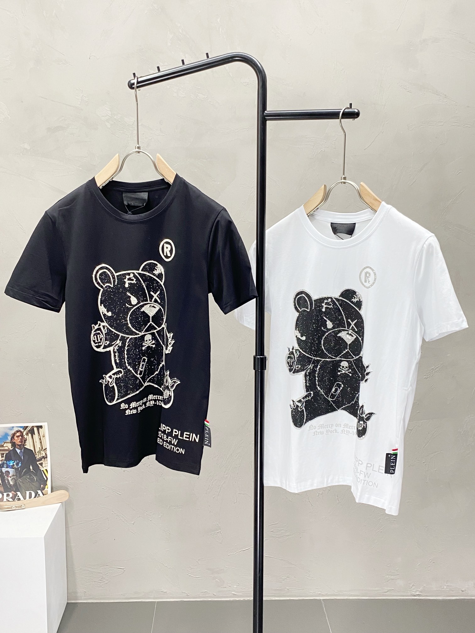 NO:447993,.PLPHPP PLEPN Philippe Prein exclusively supplies new original single men's casual short sleeves, high-end customization, high-end version, fashionable and versatile imported fabric, super soft and delicate, skin-friendly and comfortable to wear, high-end boutique, OEM, fine production, very good for the upper body, men's essential items, three standards, complete code number M-3XL,, PHILIPP PLEIN, loro piano, T-shirt, alexander wang19860909.PLPHPP PLEPN菲利普·普莱茵独家专供新款原单男士休闲短袖 高端定制 高端版本 时尚百搭爆款进口面料 手感超柔软细腻 穿着亲肤舒适 高端精品 代工厂精细做上身非常赞 男士必备单品 三标齐全 码数M-3XL,,PHILIPP PLEIN,loro piana,T-shirt,alexander wang,Men's clothing