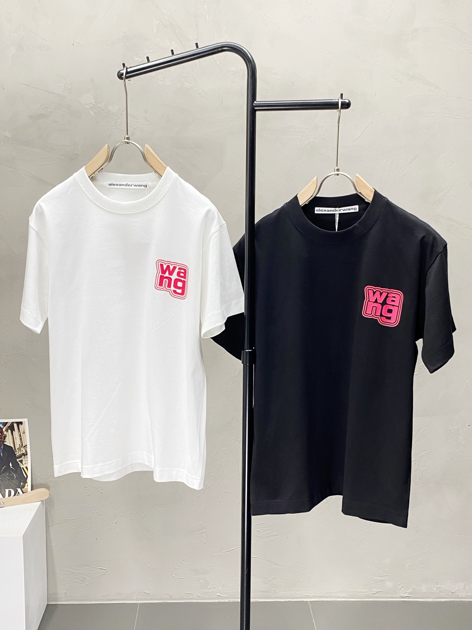 NO:448037,.Alexanderwang Alexanderwang exclusively supplies new original single men's casual short sleeves, high-end customization, high-end version, fashionable and versatile imported fabric, super soft and delicate, skin-friendly and comfortable to wear, high-end boutique, OEM, fine-made top body, very good, men's essential items, three standards, S-2XL,,alexander wang, T-shirt,alexander wang19860909.Alexanderwang亚历山大王独家专供新款原单男士休闲短袖 高端定制 高端版本 时尚百搭爆款进口面料 手感超柔软细腻 穿着亲肤舒适 高端精品 代工厂精细做上身非常赞 男士必备单品 三标齐全 码数S-2XL,,alexander wang,T-shirt,alexander wang,Men's clothing