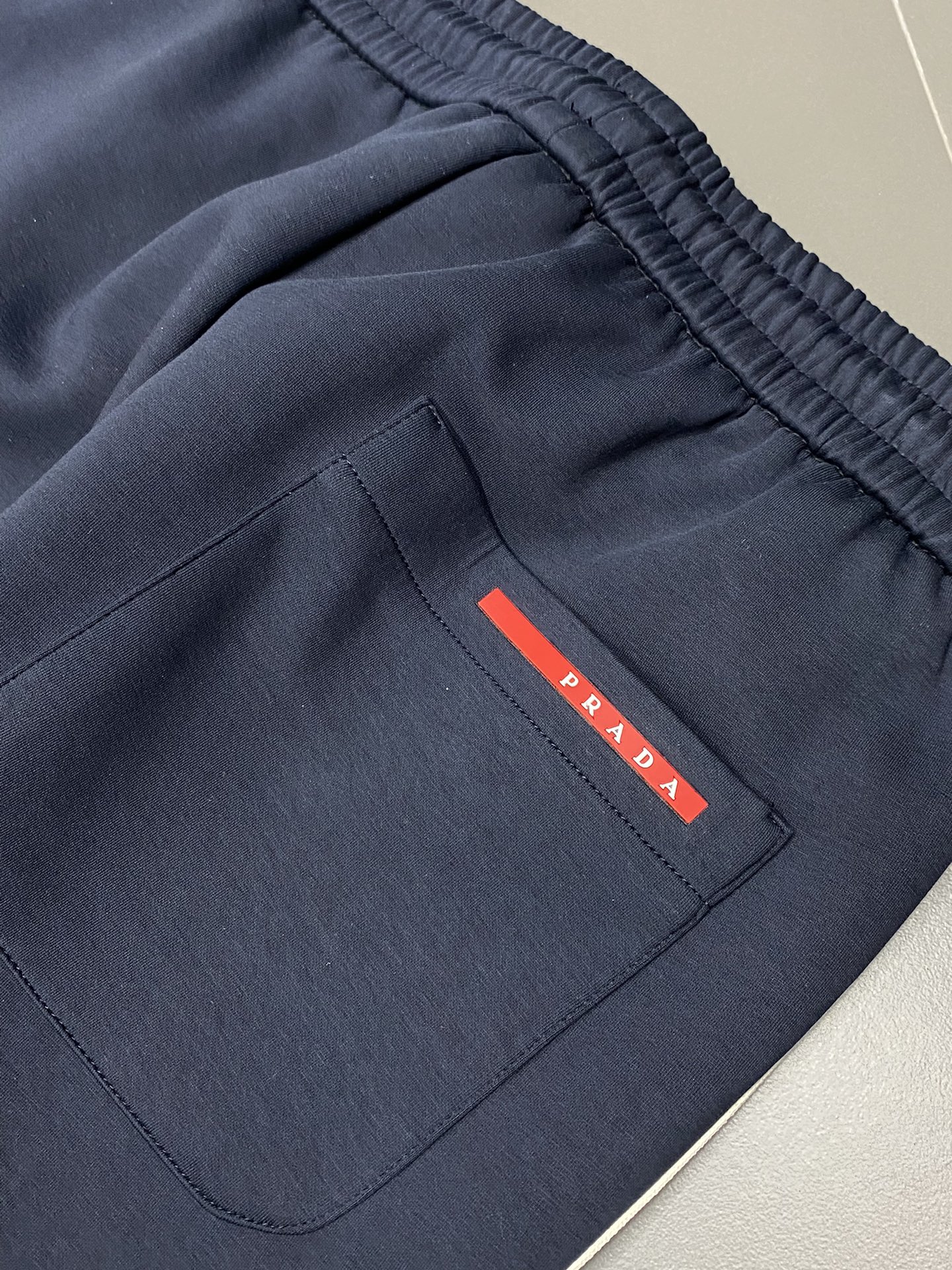  。Prada普拉达💥独家专供新款休闲裤。高端版本！专柜 面料 透气舒适度高，细节无可挑剔，品牌元素设计