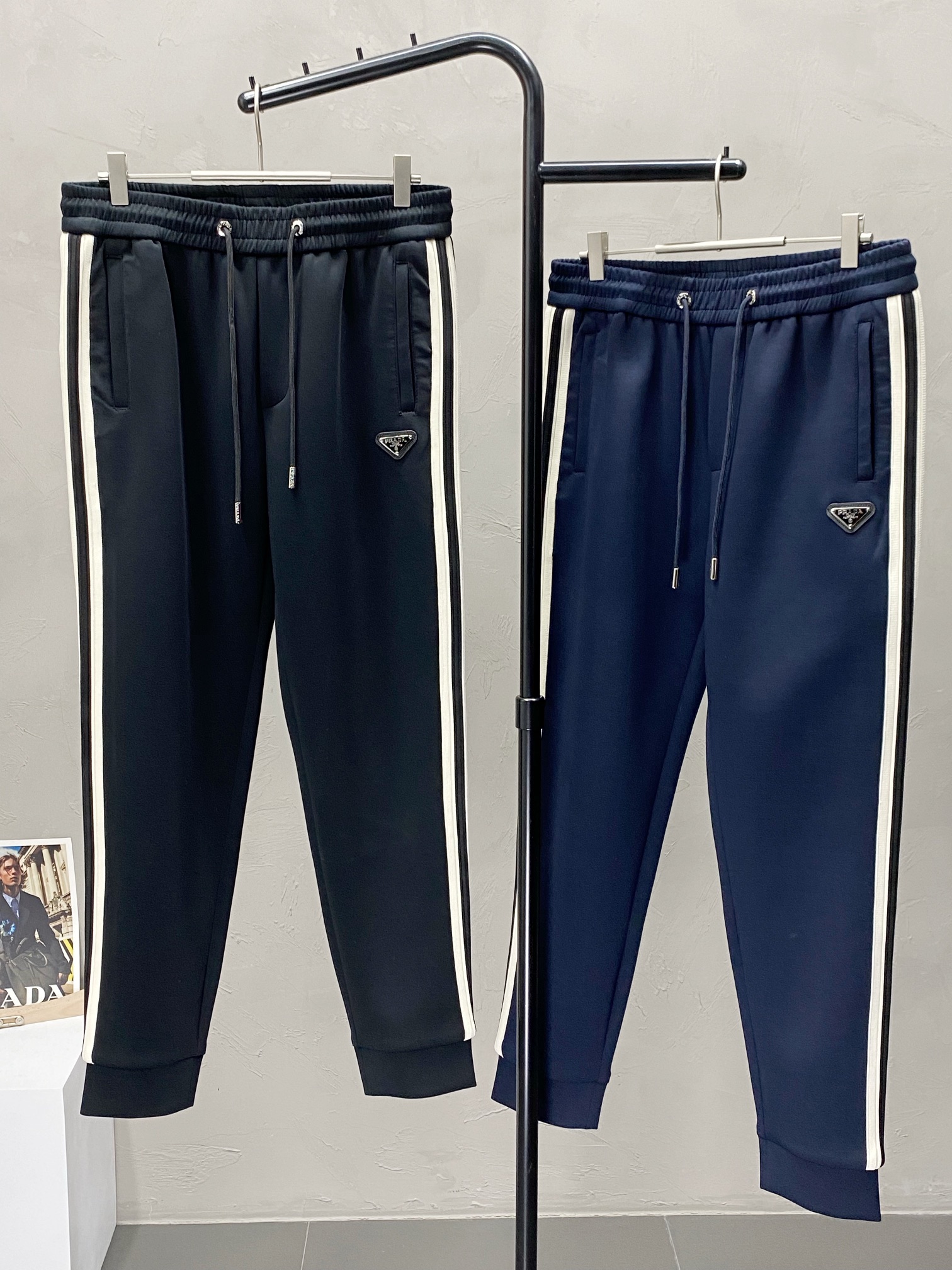  。Prada普拉达💥独家专供新款休闲裤。高端版本！专柜 面料 透气舒适度高，细节无可挑剔，品牌元素设计