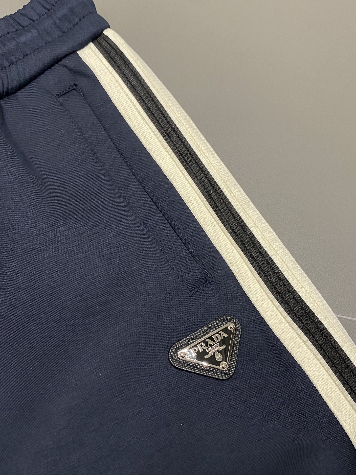  。Prada普拉达💥独家专供新款休闲裤。高端版本！专柜 面料 透气舒适度高，细节无可挑剔，品牌元素设计