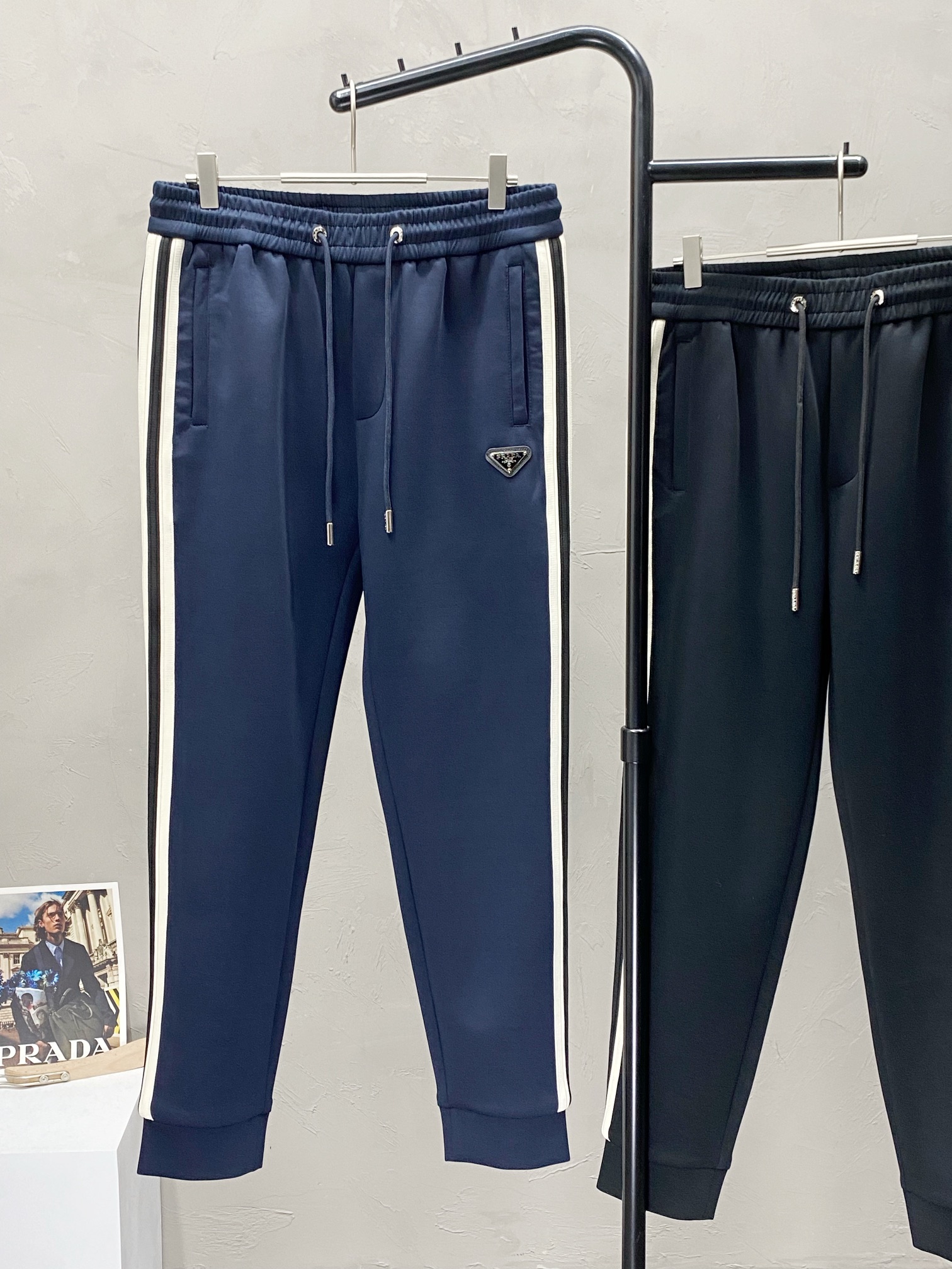  。Prada普拉达💥独家专供新款休闲裤。高端版本！专柜 面料 透气舒适度高，细节无可挑剔，品牌元素设计