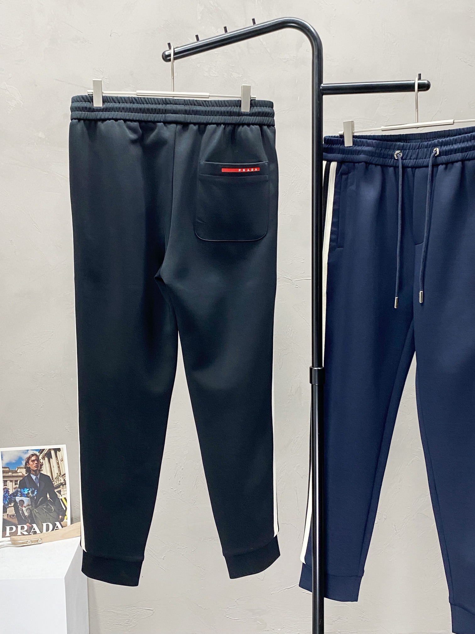  。Prada普拉达💥独家专供新款休闲裤。高端版本！专柜 面料 透气舒适度高，细节无可挑剔，品牌元素设计