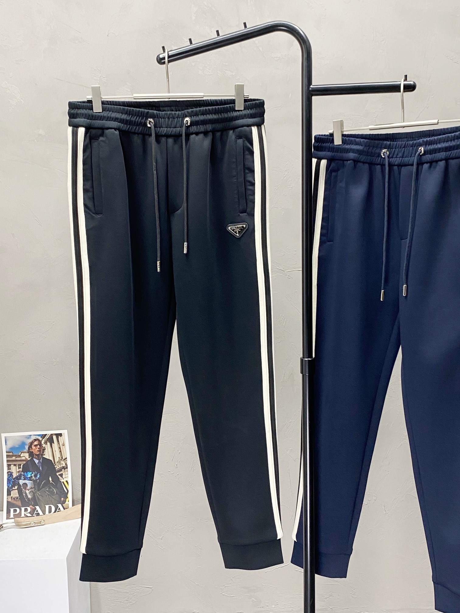  。Prada普拉达💥独家专供新款休闲裤。高端版本！专柜 面料 透气舒适度高，细节无可挑剔，品牌元素设计