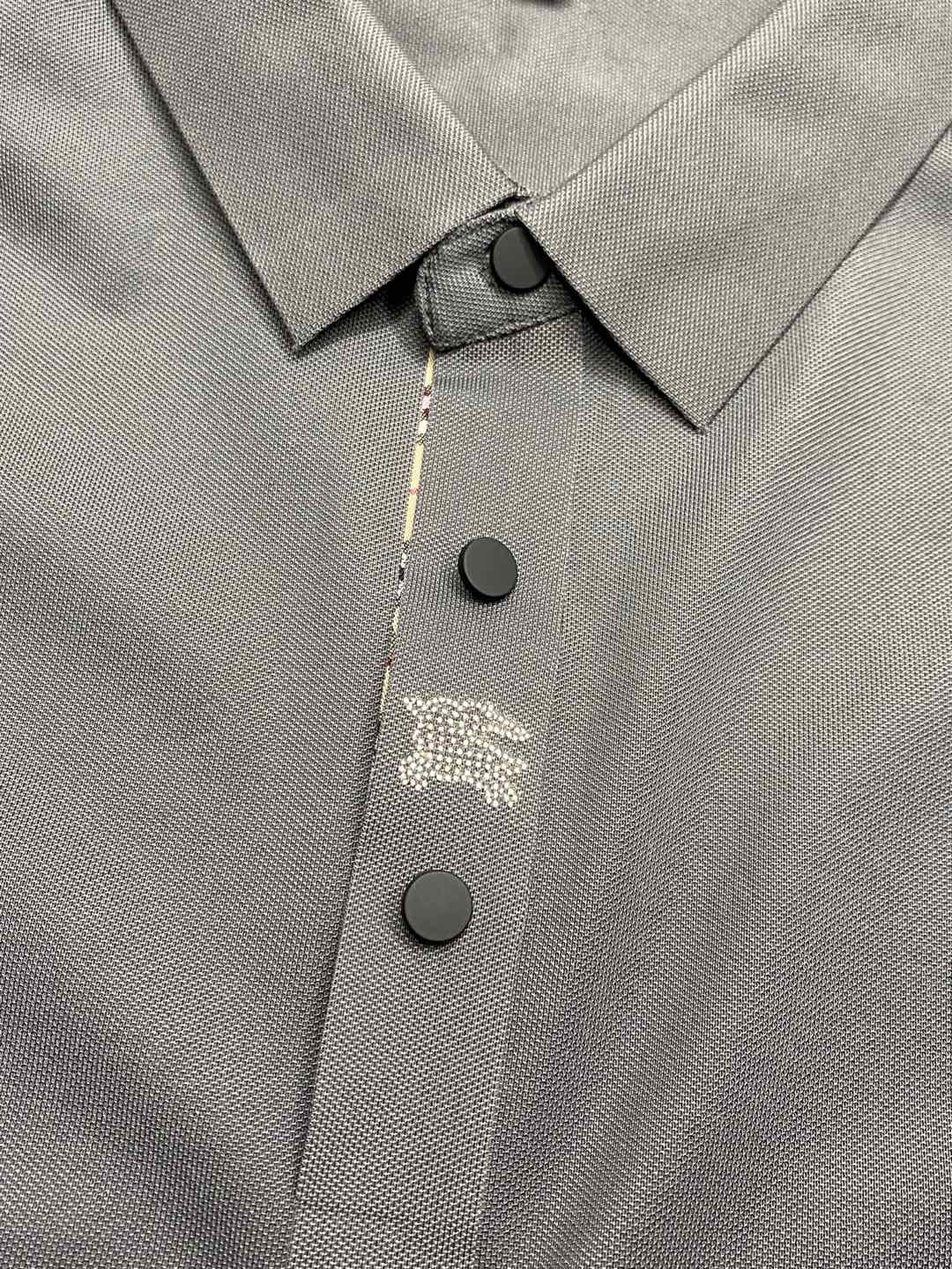    。Burberry巴宝莉💥独家专供新款原单男士休闲春夏翻领短袖 高端  高端版本 时尚百搭爆款⚠️