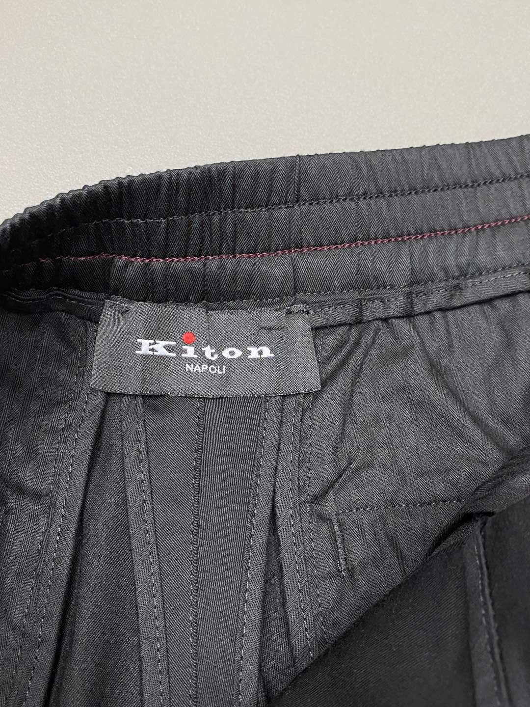  。KITON💥独家专供新款休闲春秋休闲裤 高端版本！专柜 面料 透气舒适度高，细节无可挑剔，品牌元素设