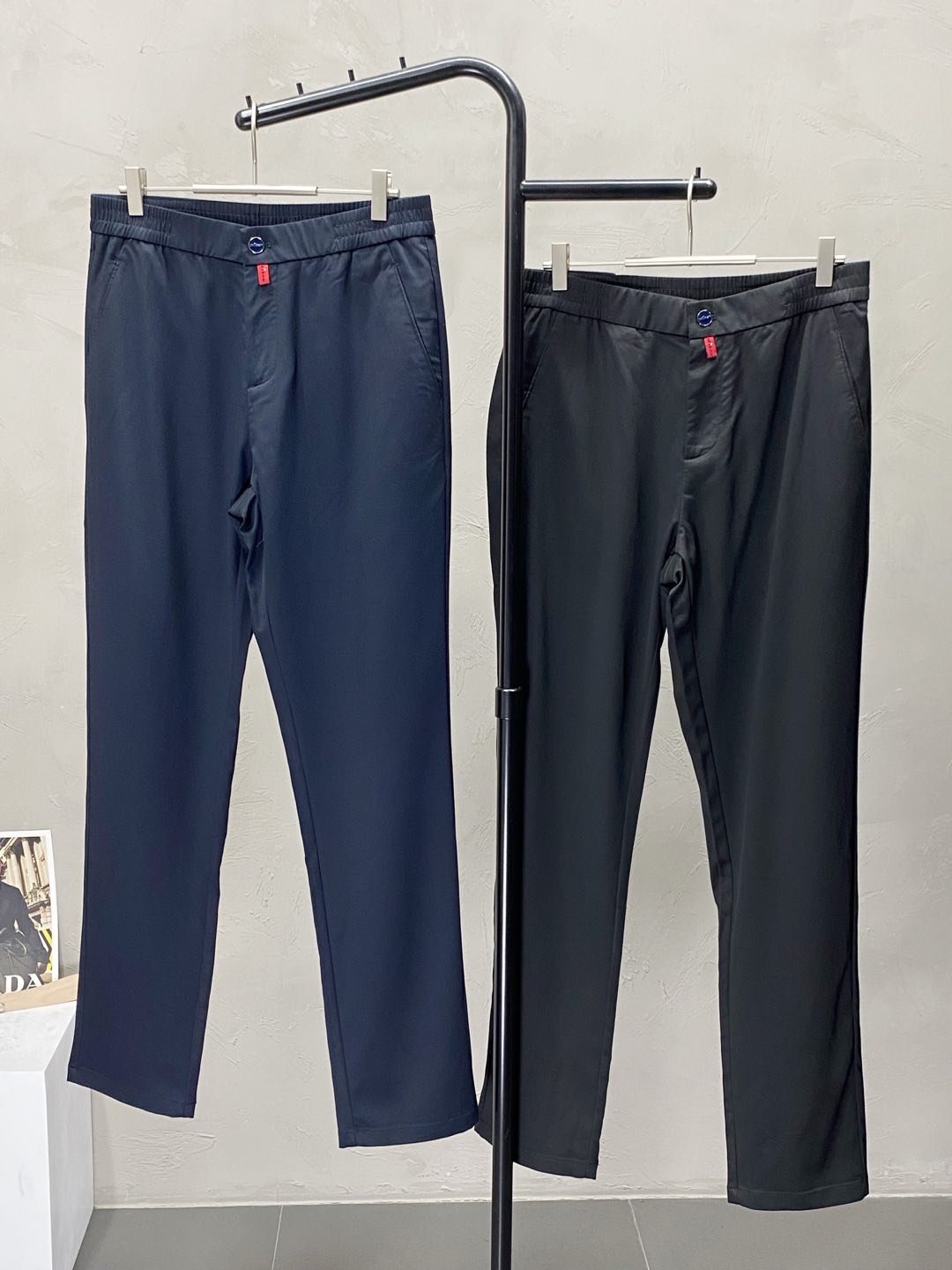  。KITON💥独家专供新款休闲春秋休闲裤 高端版本！专柜 面料 透气舒适度高，细节无可挑剔，品牌元素设