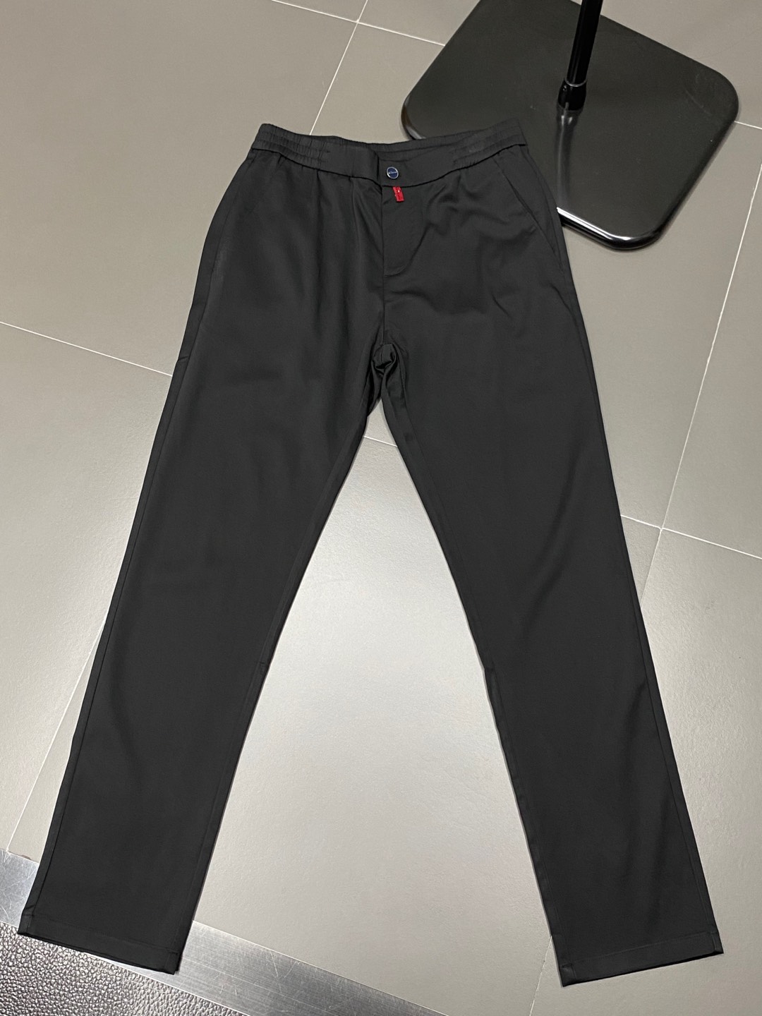  。KITON💥独家专供新款休闲春秋休闲裤 高端版本！专柜 面料 透气舒适度高，细节无可挑剔，品牌元素设