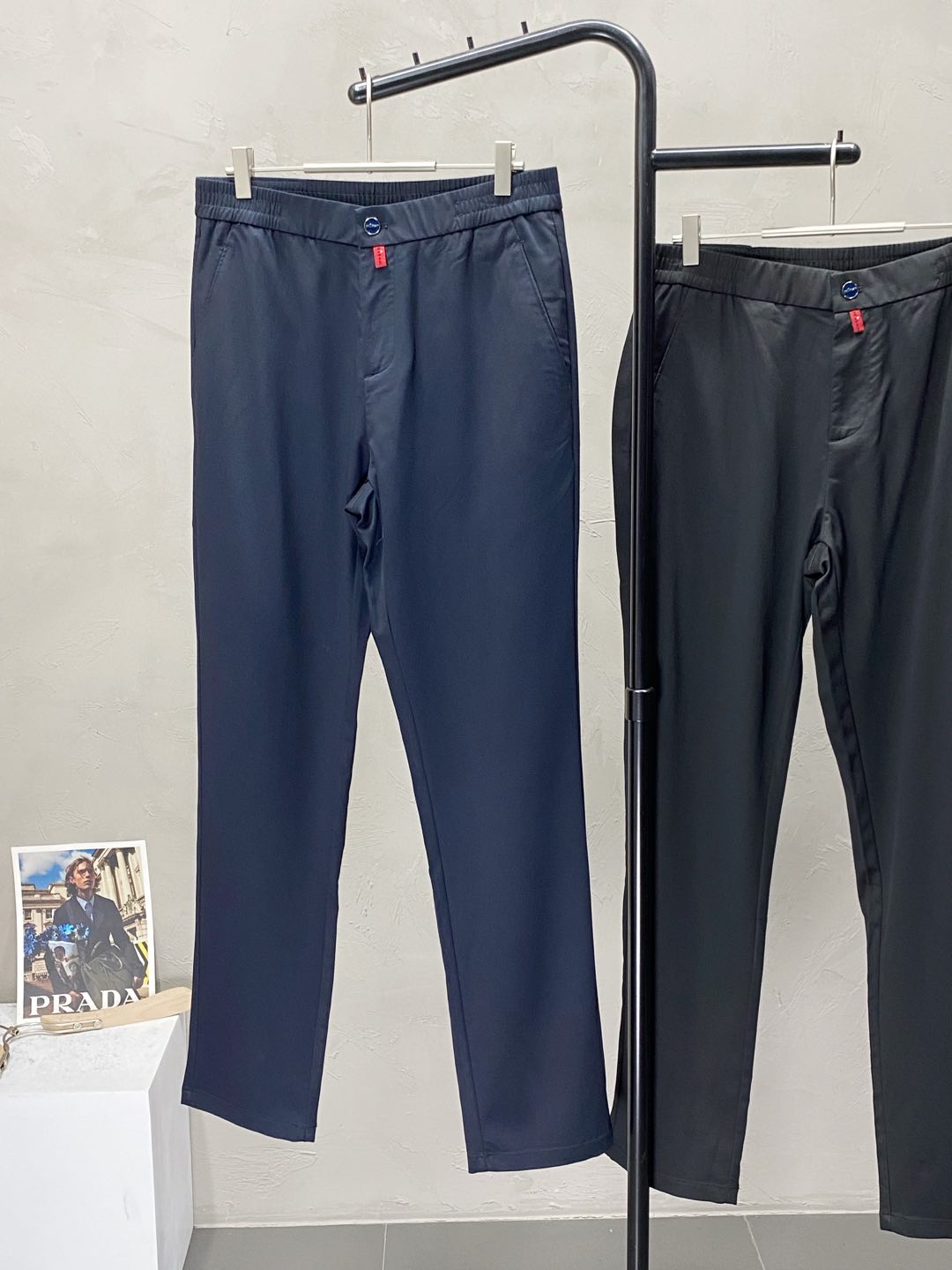  。KITON💥独家专供新款休闲春秋休闲裤 高端版本！专柜 面料 透气舒适度高，细节无可挑剔，品牌元素设