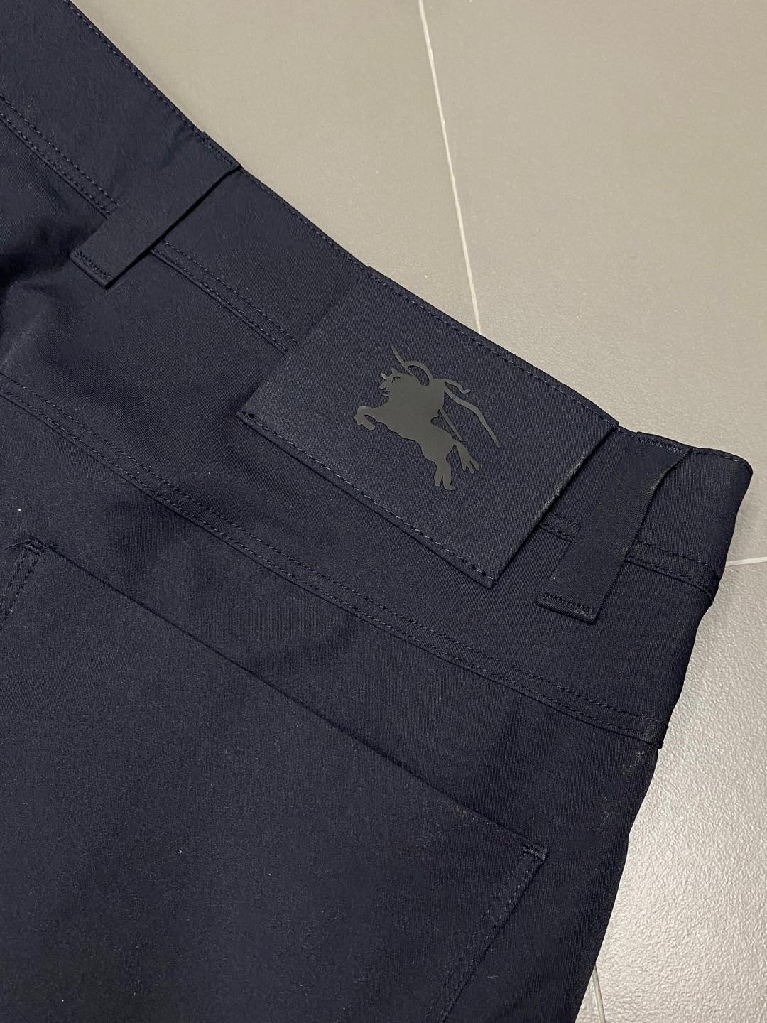  。Burberry巴宝莉💥独家专供新款休闲春秋休闲裤 高端版本！专柜 面料 透气舒适度高，细节无可挑剔