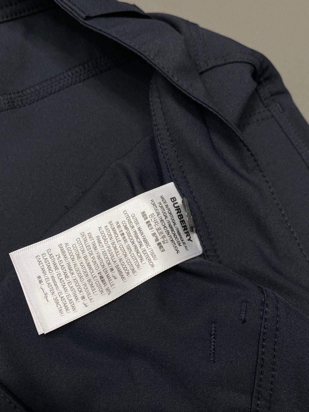  。Burberry巴宝莉💥独家专供新款休闲春秋休闲裤 高端版本！专柜 面料 透气舒适度高，细节无可挑剔