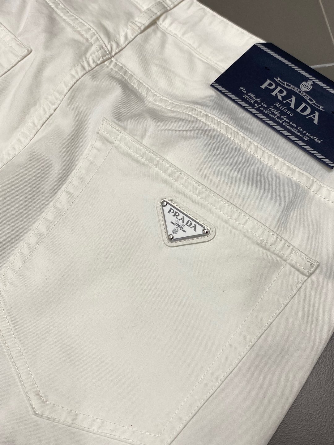  。Prada普拉达💥独家专供新款休闲春秋休闲裤 高端版本！专柜 面料 透气舒适度高，细节无可挑剔，品牌