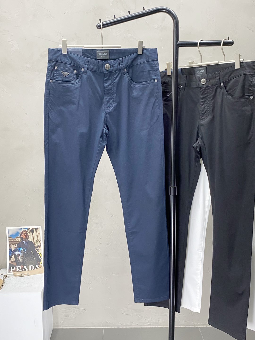  。Prada普拉达💥独家专供新款休闲春秋休闲裤 高端版本！专柜 面料 透气舒适度高，细节无可挑剔，品牌