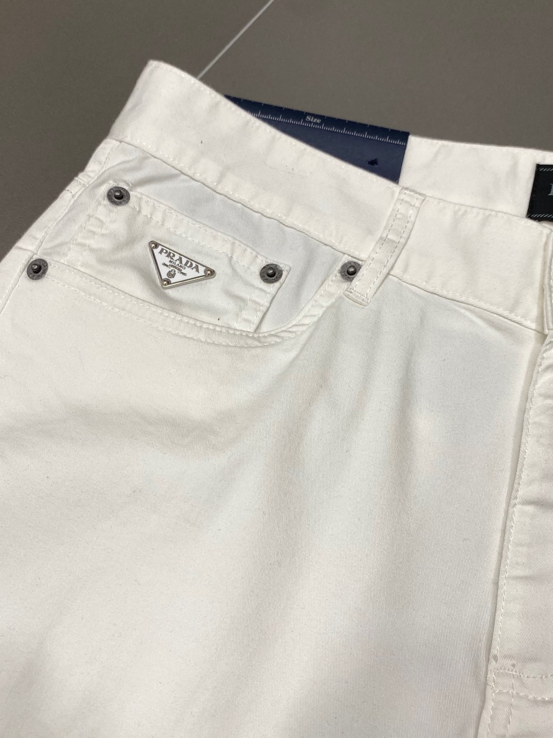  。Prada普拉达💥独家专供新款休闲春秋休闲裤 高端版本！专柜 面料 透气舒适度高，细节无可挑剔，品牌