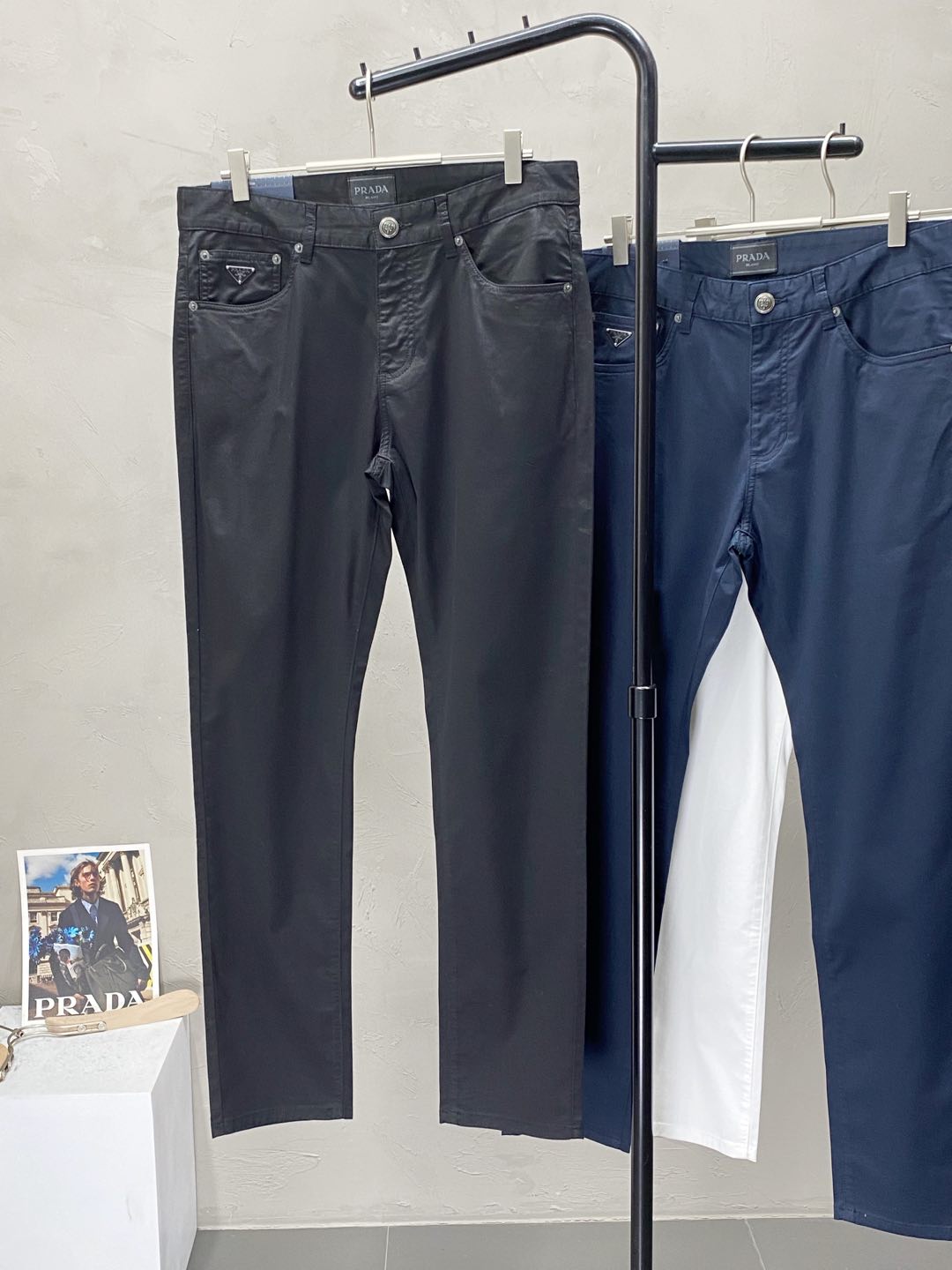  。Prada普拉达💥独家专供新款休闲春秋休闲裤 高端版本！专柜 面料 透气舒适度高，细节无可挑剔，品牌