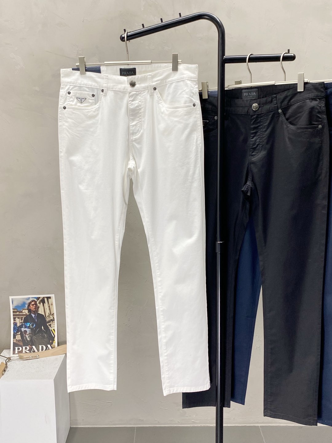  。Prada普拉达💥独家专供新款休闲春秋休闲裤 高端版本！专柜 面料 透气舒适度高，细节无可挑剔，品牌