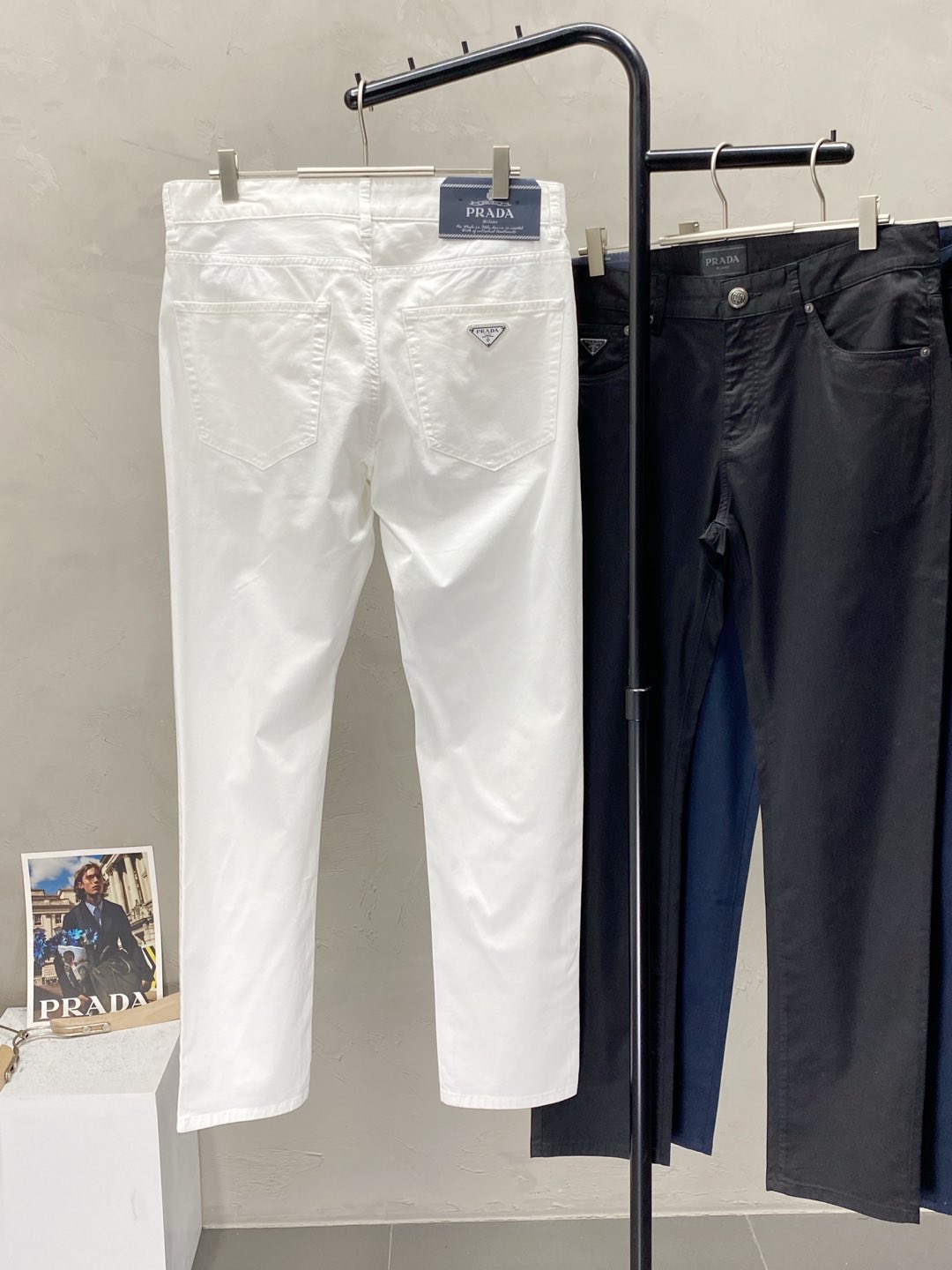  。Prada普拉达💥独家专供新款休闲春秋休闲裤 高端版本！专柜 面料 透气舒适度高，细节无可挑剔，品牌