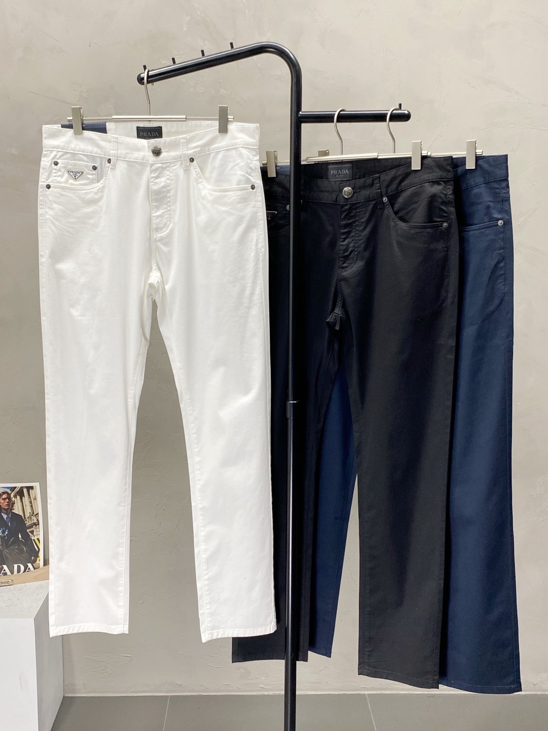  。Prada普拉达💥独家专供新款休闲春秋休闲裤 高端版本！专柜 面料 透气舒适度高，细节无可挑剔，品牌