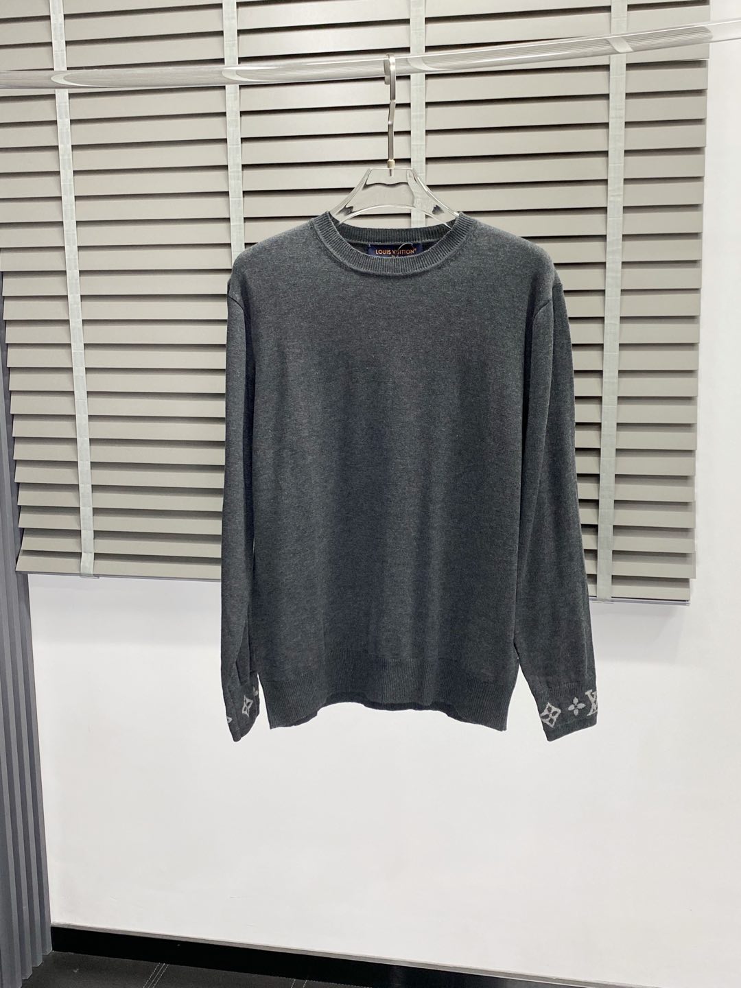 NO:419627,.Louis Vuitton exclusively offers new original single men's casual autumn and winter sweater. High-end customization, high-end version, fashionable and versatile imported fabric, super soft and delicate, skin-friendly and comfortable to wear, high-end boutique, OEM, fine-made top body, very good, men's essential items, three standards, S.M.L,,louis vuitton,louis vuitton,sweaters,alexander wang19860909.Louis Vuitton路易威登独家专供新款原单男士休闲秋冬毛衣.高端定制 高版本 时尚百搭爆款进口面料 手感超柔软细腻 穿着亲肤舒适 高端精品 代工厂精细做上身非常赞 男士必备单品 三标齐全 码数S.M.L,,louis vuitton,louis vuitton,sweaters,alexander wang,Men's clothing