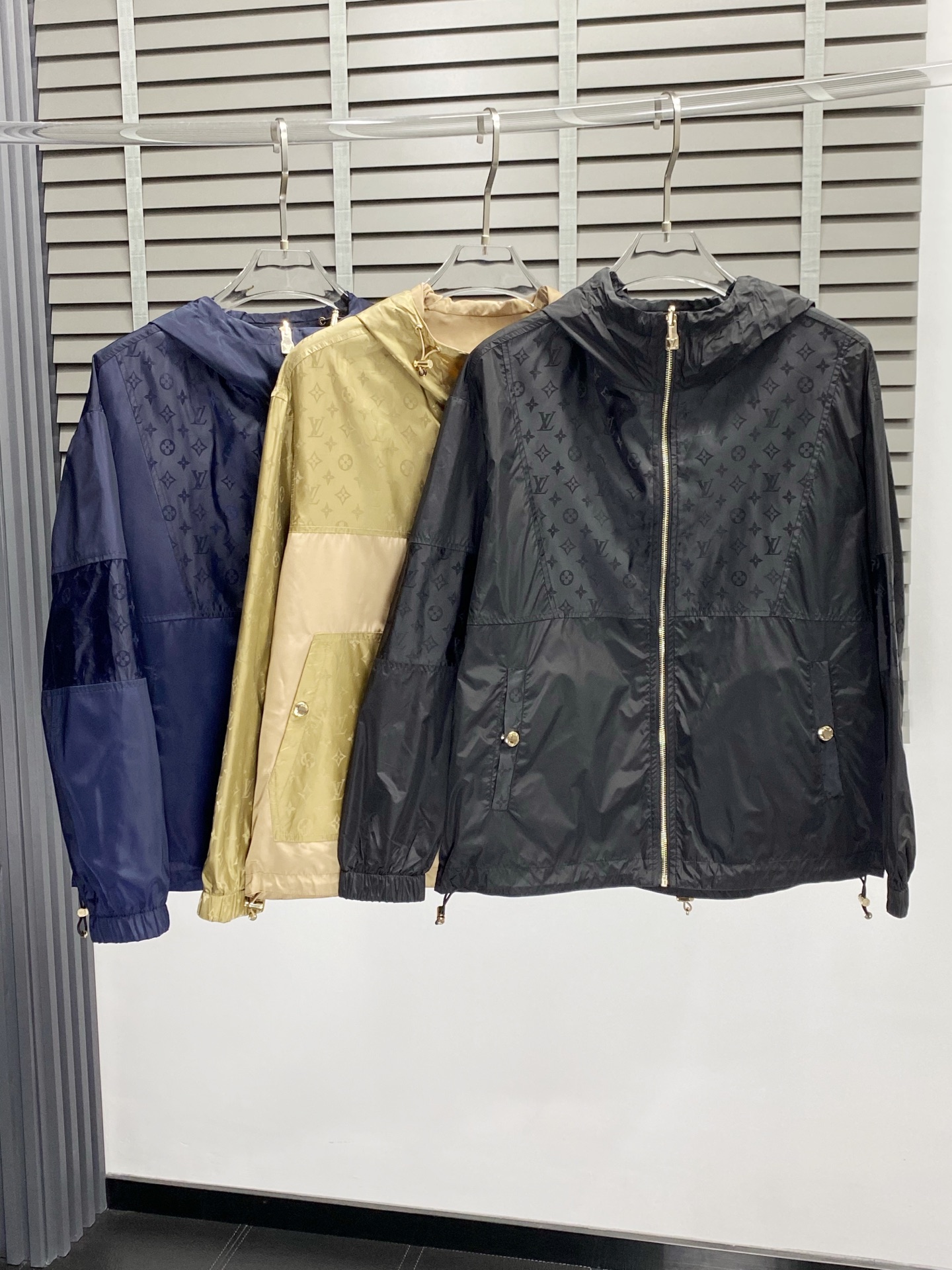 NO:419617,.Louis Vuitton exclusively offers new original single men's casual spring and autumn jackets. Double-sided design, breathable and comfortable, high-end customization, high-end version, fashionable and versatile imported fabrics, super soft and delicate, skin-friendly and comfortable to wear, high-end boutique, OEM, fine-made top body, very good, men's essential items, three-standard, M-3XL,,louis vuitton,louis vuitton, jackets & coats,alexander wang19860909.Louis Vuitton路易威登独家专供新款原单男士休闲春秋夹克 双面穿设计 透气舒适 高端定制 高版本 时尚百搭爆款进口面料 手感超柔软细腻 穿着亲肤舒适 高端精品 代工厂精细做上身非常赞 男士必备单品 三标齐全 码数M-3XL,,louis vuitton,louis vuitton,jackets & coats,alexander wang,Men's clothing