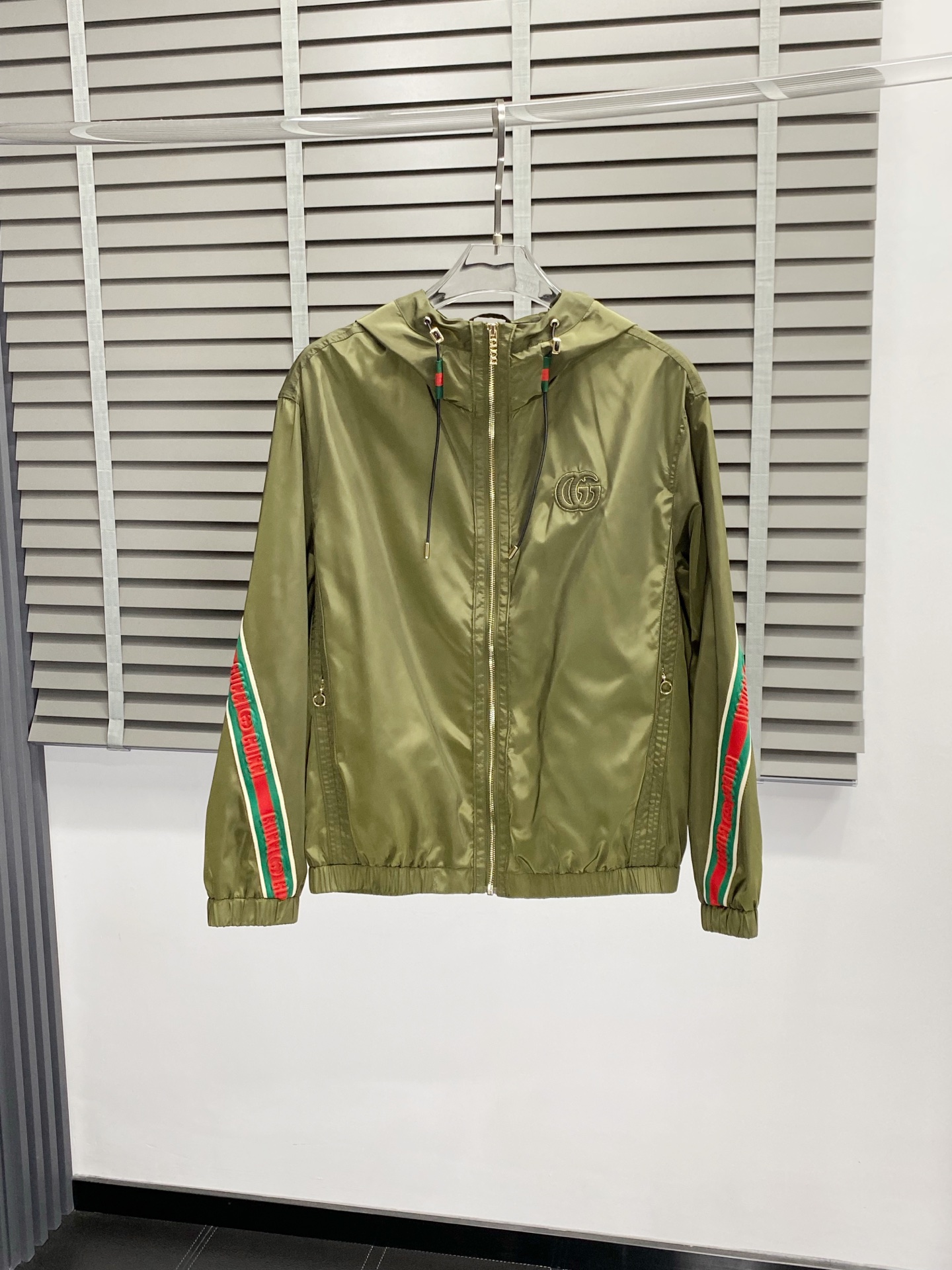 NO:419607,.Gucci exclusively offers new original single men's casual spring and autumn jackets, breathable and comfortable, high-end customization, high-end version, fashionable and versatile imported fabrics, super soft and delicate, skin-friendly and comfortable to wear, high-end boutique, OEM, fine-made top body, very good, men's essential items, three standards, code M-3XL,,gucci,gucci,jackets & coats,alexander wang19860909.Gucci古驰独家专供新款原单男士休闲春秋夹克 透气舒适 高端定制 高版本 时尚百搭爆款进口面料 手感超柔软细腻 穿着亲肤舒适 高端精品 代工厂精细做上身非常赞 男士必备单品 三标齐全 码数M-3XL,,gucci,gucci,jackets & coats,alexander wang,Men's clothing