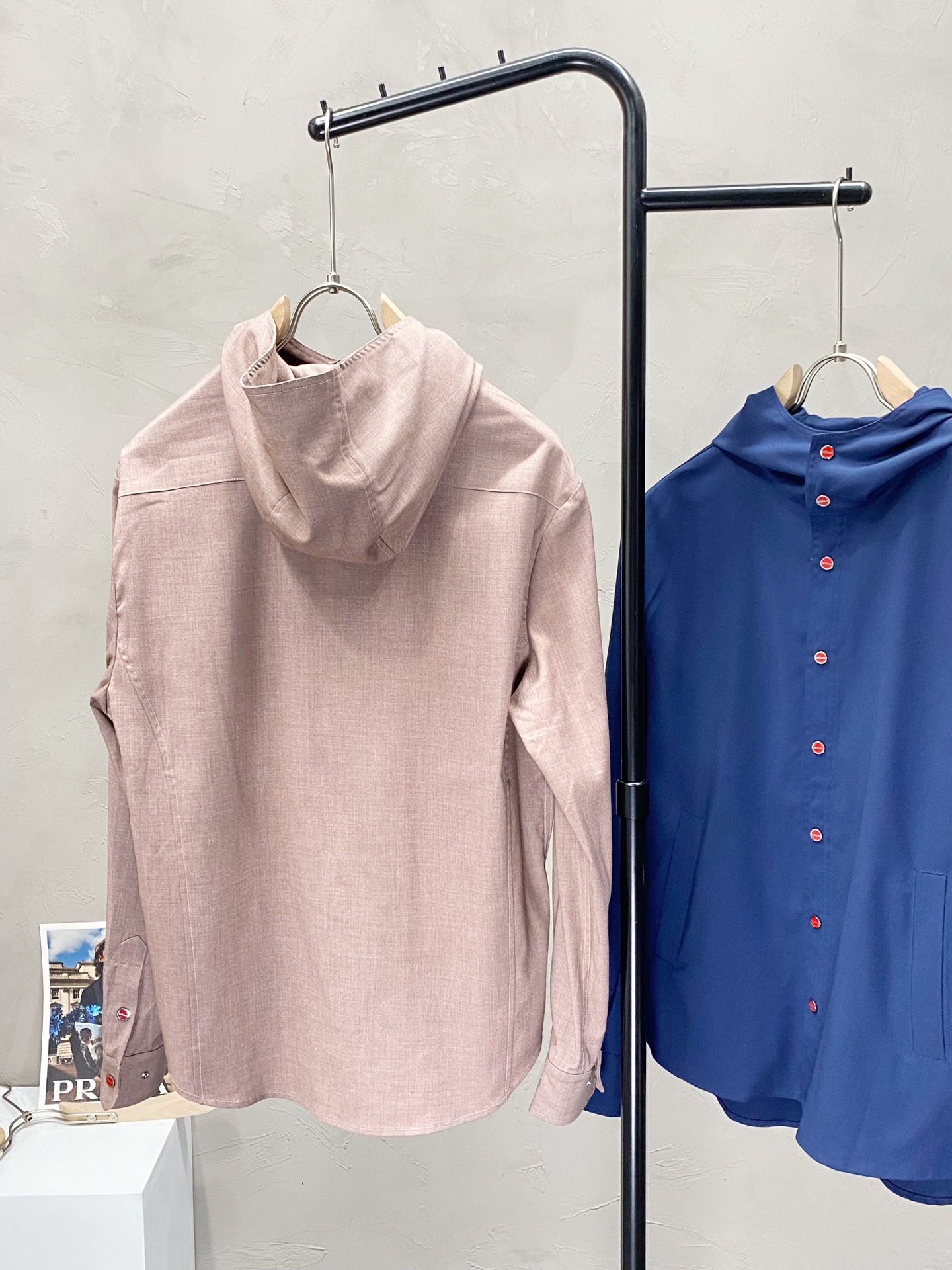  。KITON💥独家专供最新时尚春秋连帽外套。经典设计感与颜值爆棚的外套，品质更是无法挑剔品控可以直接入