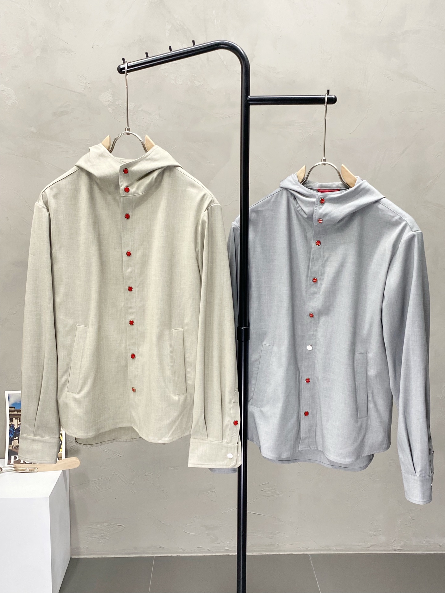 NO:419600,.KITON exclusively offers the latest and fashionable spring and autumn hooded jackets. A jacket with a classic design and appearance, and the quality is even more difficult to pick and control. You can buy it directly. You can’t miss it! Through the detailed pictures, you can feel its powerful aura, and the warm-concentration effect is significant, so you don’t have to worry about the chill at all! It is both fashionable and functional, and the whole style looks more luxurious and elegant! Size S-2XL, Jackets & coats,hats,alexander wang19860909.KITON独家专供最新时尚春秋连帽外套.经典设计感与颜值爆棚的外套,品质更是无法挑剔品控可以直接入手,不容过错的高端臻品！通过细节图片便可感受到它强悍的气场,聚温保暖效果显著,完全不用担心会有一点寒意！时尚与功能性兼备,整款显得更加的奢华大气！ 尺码S-2XL,,jackets & coats,hats,alexander wang,Men's clothing