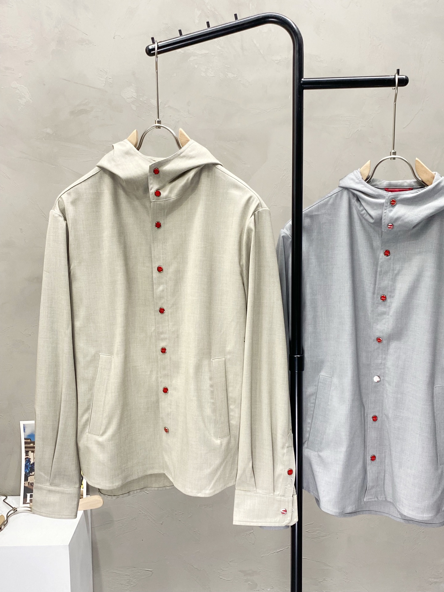  。KITON💥独家专供最新时尚春秋连帽外套。经典设计感与颜值爆棚的外套，品质更是无法挑剔品控可以直接入