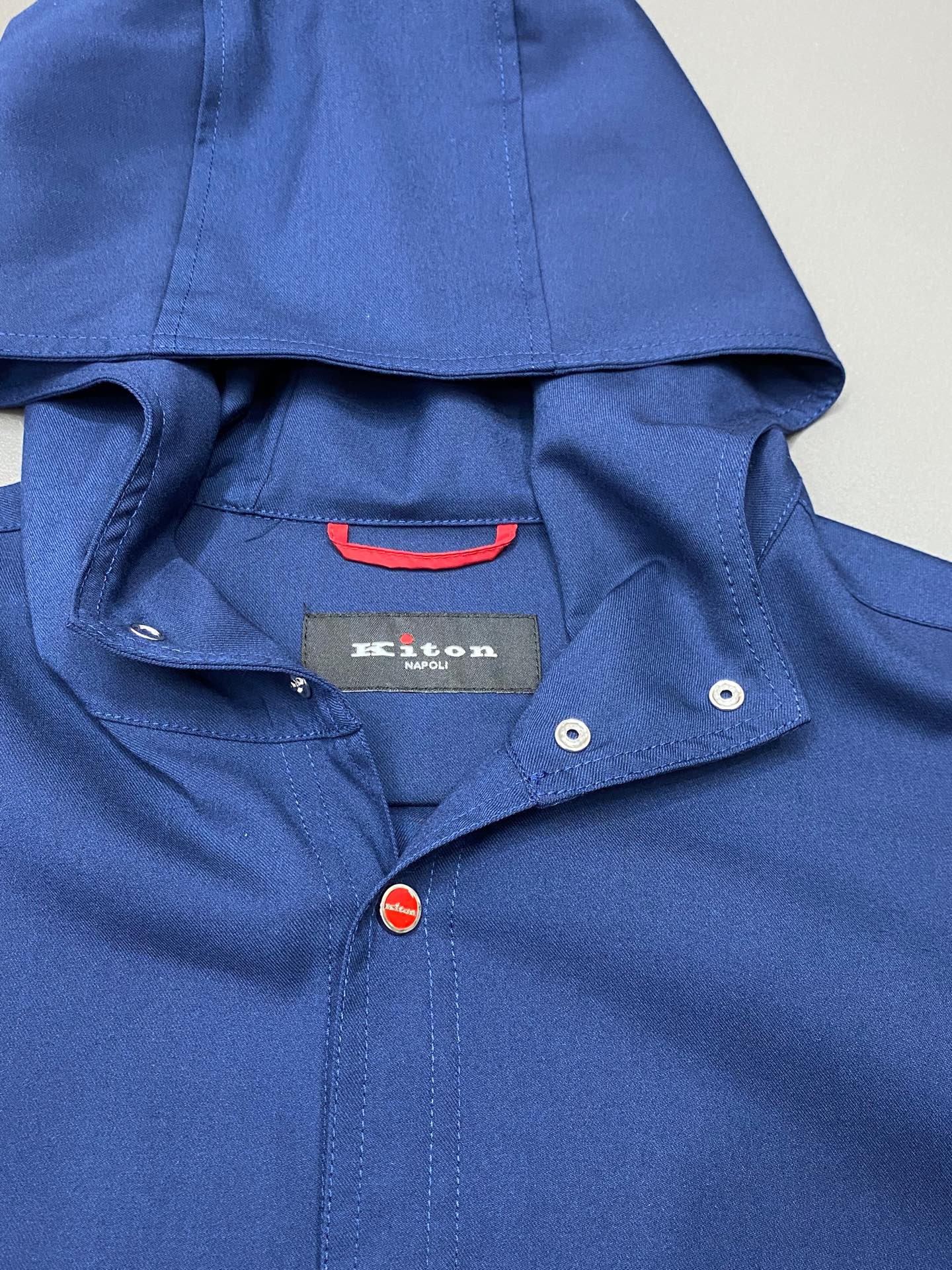  。KITON💥独家专供最新时尚春秋连帽外套。经典设计感与颜值爆棚的外套，品质更是无法挑剔品控可以直接入