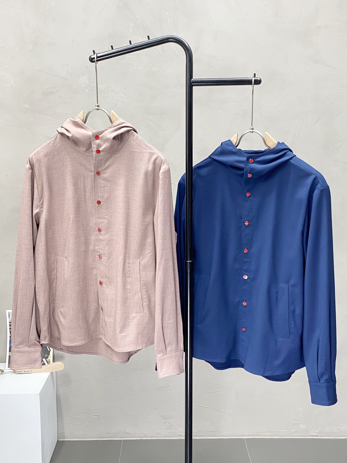  。KITON💥独家专供最新时尚春秋连帽外套。经典设计感与颜值爆棚的外套，品质更是无法挑剔品控可以直接入