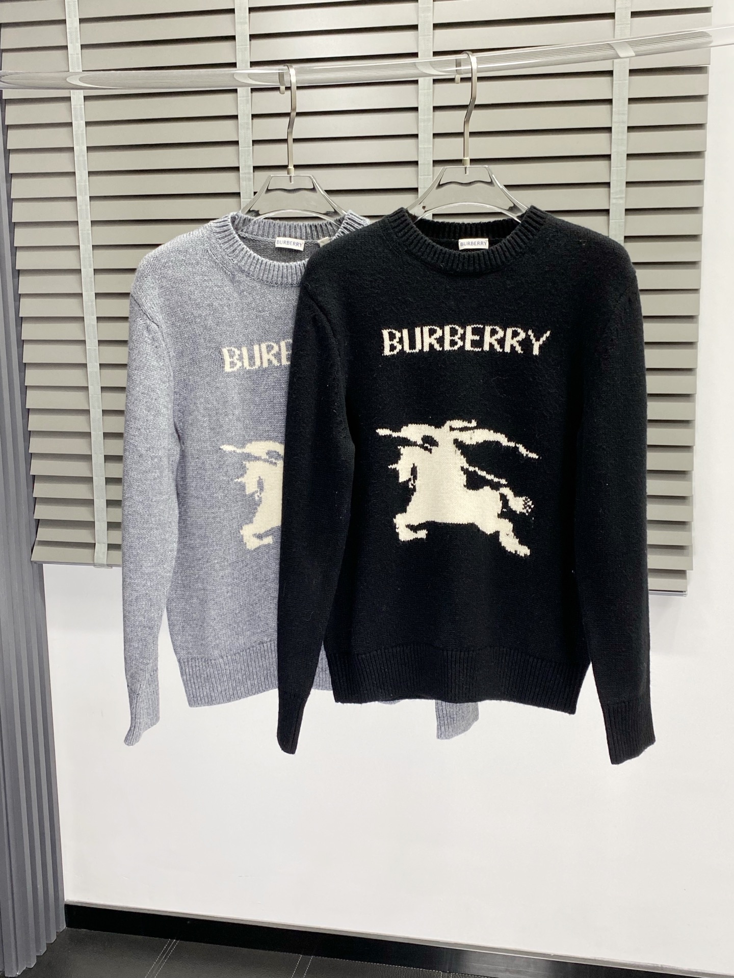 NO:419636,.Burberry Burberry exclusively offers new original single men's casual autumn and winter sweater. High-end customization, high-end version, fashionable and versatile imported fabric, super soft and delicate, skin-friendly and comfortable to wear, high-end boutique, OEM, fine production, very good for the upper body, men's essential items, complete three standards, S-XL,,burberry,burberry,sweaters,alexander wang19860909.Burberry巴宝莉独家专供新款原单男士休闲秋冬毛衣.高端定制 高版本 时尚百搭爆款进口面料 手感超柔软细腻 穿着亲肤舒适 高端精品 代工厂精细做上身非常赞 男士必备单品 三标齐全 码数S-XL,,burberry,burberry,sweaters,alexander wang,Men's clothing