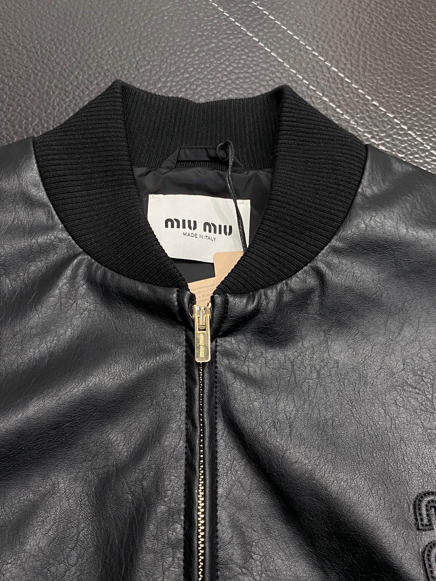  。Miumiu缪缪💥独家专供新款原单男士休闲皮夹克。高端定制 高版本 时尚百搭爆款⚠️⚠️✨✨进口面料