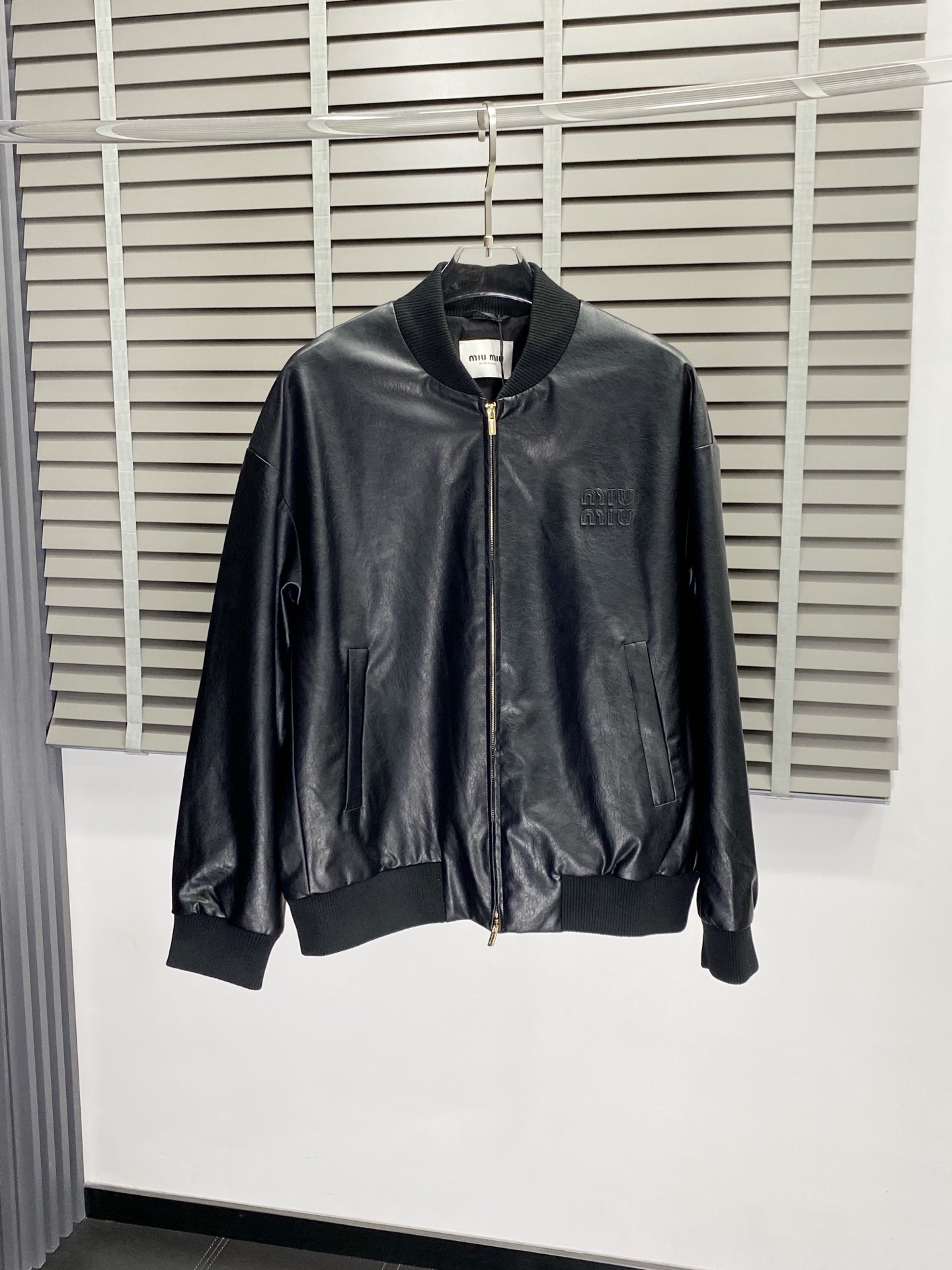  。Miumiu缪缪💥独家专供新款原单男士休闲皮夹克。高端定制 高版本 时尚百搭爆款⚠️⚠️✨✨进口面料