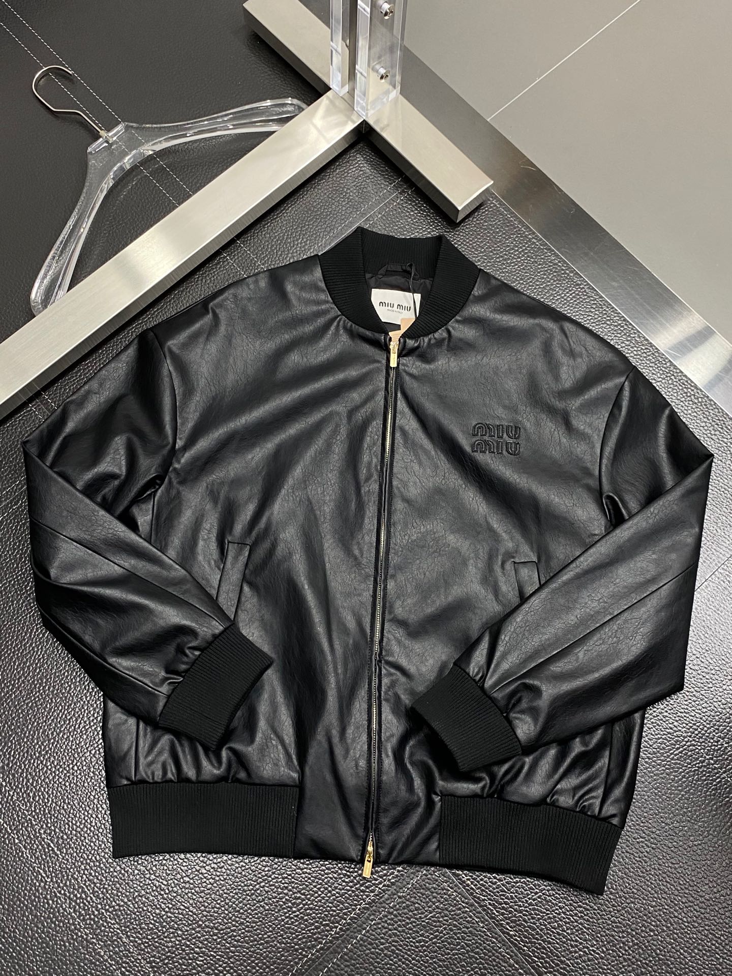  。Miumiu缪缪💥独家专供新款原单男士休闲皮夹克。高端定制 高版本 时尚百搭爆款⚠️⚠️✨✨进口面料