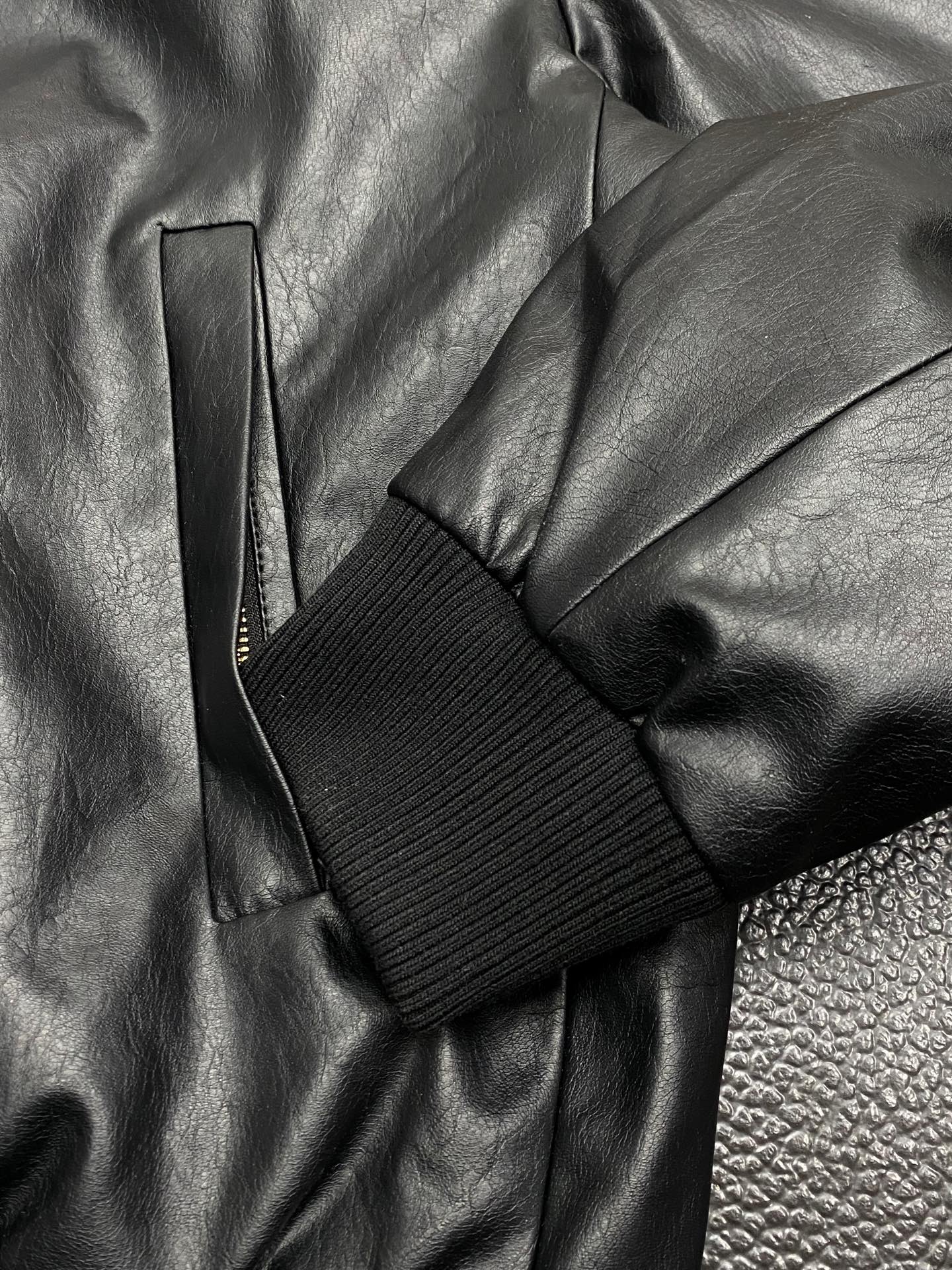  。Miumiu缪缪💥独家专供新款原单男士休闲皮夹克。高端定制 高版本 时尚百搭爆款⚠️⚠️✨✨进口面料