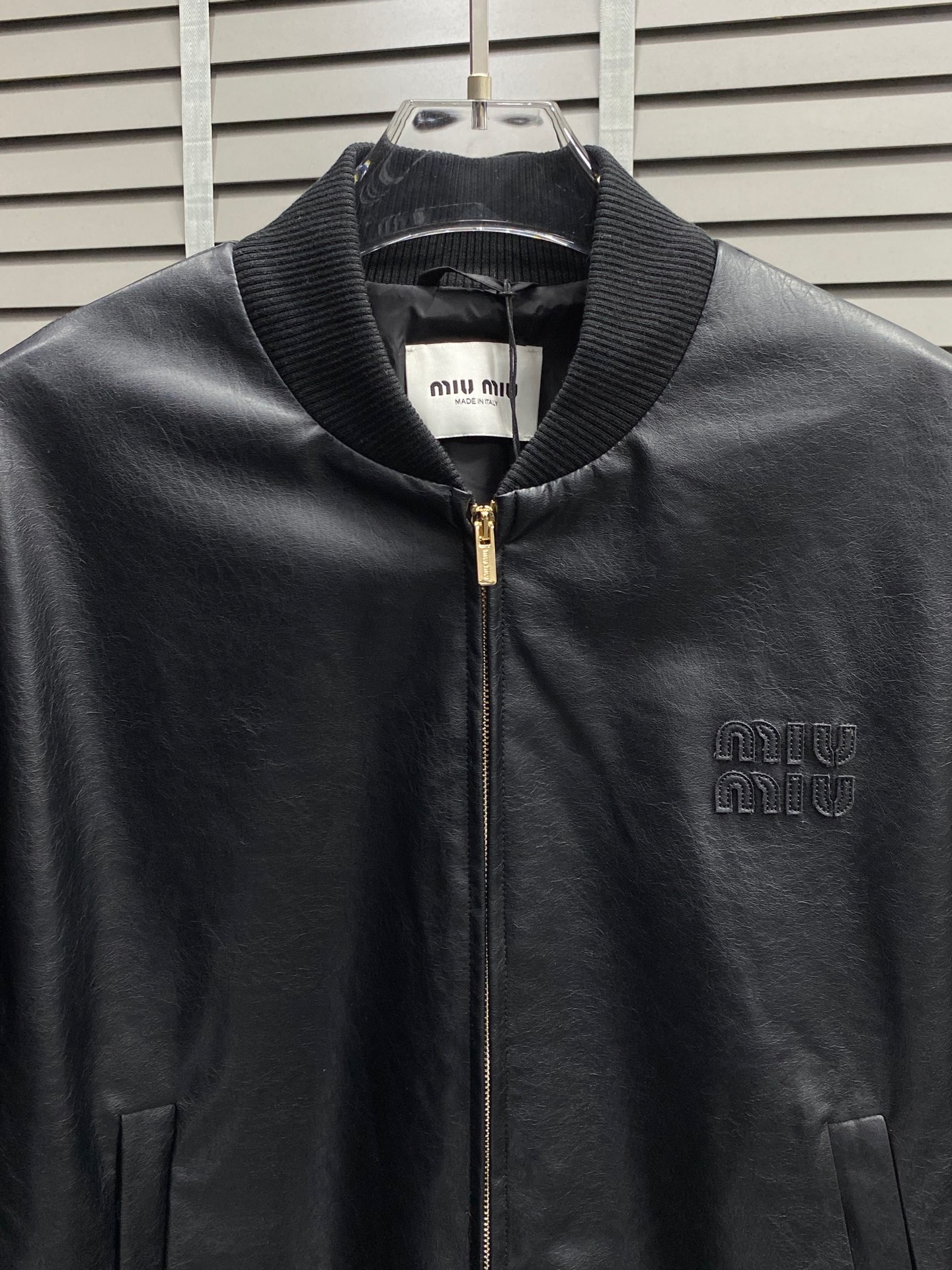  。Miumiu缪缪💥独家专供新款原单男士休闲皮夹克。高端定制 高版本 时尚百搭爆款⚠️⚠️✨✨进口面料