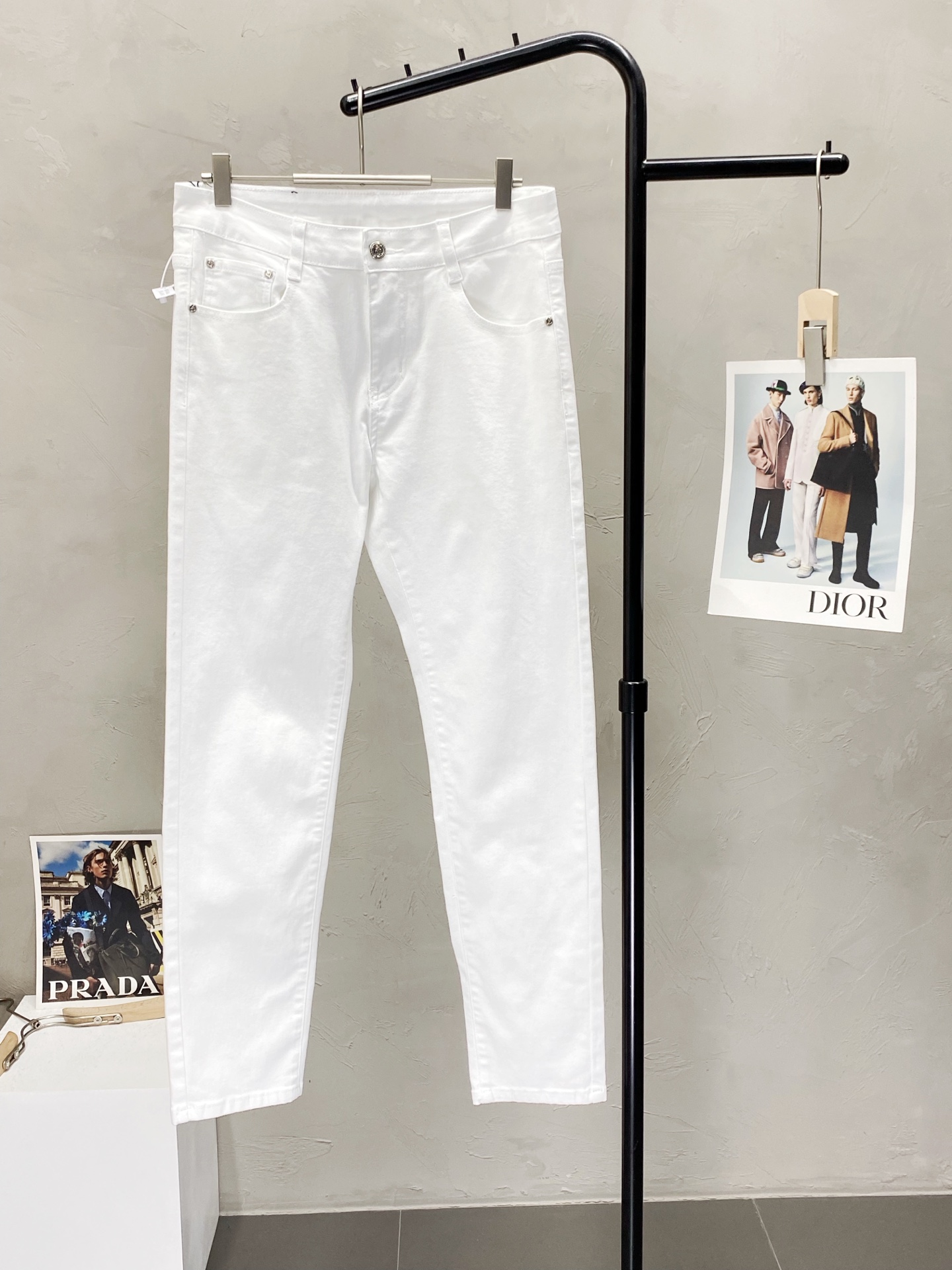 NO:135194,.Prada exclusively offers new high-end versions of casual jeans. Customized fabrics for counters are breathable and comfortable, impeccable details, and the brand element design concept reflects high quality. The feel is delicate and soft!  It is casually cut, with a great upper body style!  Number of codes 28-38.,,prada,prada,jeans,alexander wang19860909.Prada普拉达独家专供新款休闲牛仔裤高端版本 专柜定制面料 透气舒适度高,细节无可挑剔,品牌元素设计理念,体现高品质.手感细腻柔软！呈现休闲裁剪,上身版型超赞！码数28-38.,,prada,prada,jeans,alexander wang,Men's clothing