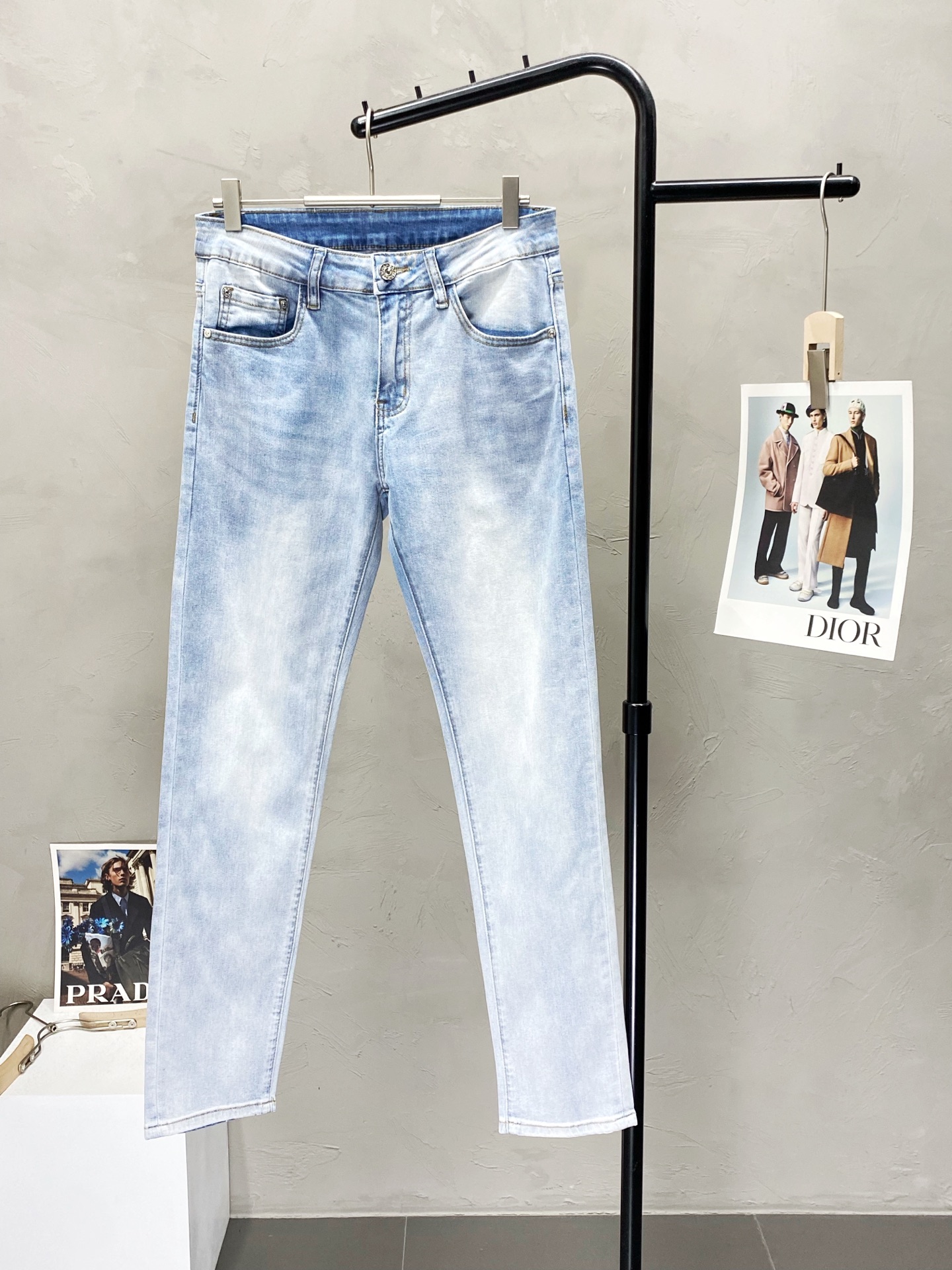 NO:135191,.Dolce & Gabbana exclusively offers new high-end versions of casual jeans. Customized fabrics for counters are breathable and comfortable, impeccable details, and the brand element design concept reflects high quality. The feel is delicate and soft!  It is casually cut, with a great upper body style!  Number of codes 28-38.,Dolce & Gabbana,Dolce & Gabbana,jeans,alexander wang19860909.Dolce&Gabbana杜嘉班纳独家专供新款休闲牛仔裤高端版本 专柜定制面料 透气舒适度高,细节无可挑剔,品牌元素设计理念,体现高品质.手感细腻柔软！呈现休闲裁剪,上身版型超赞！码数28-38.,,Dolce&Gabbana,Dolce&Gabbana,jeans,alexander wang,Men's clothing