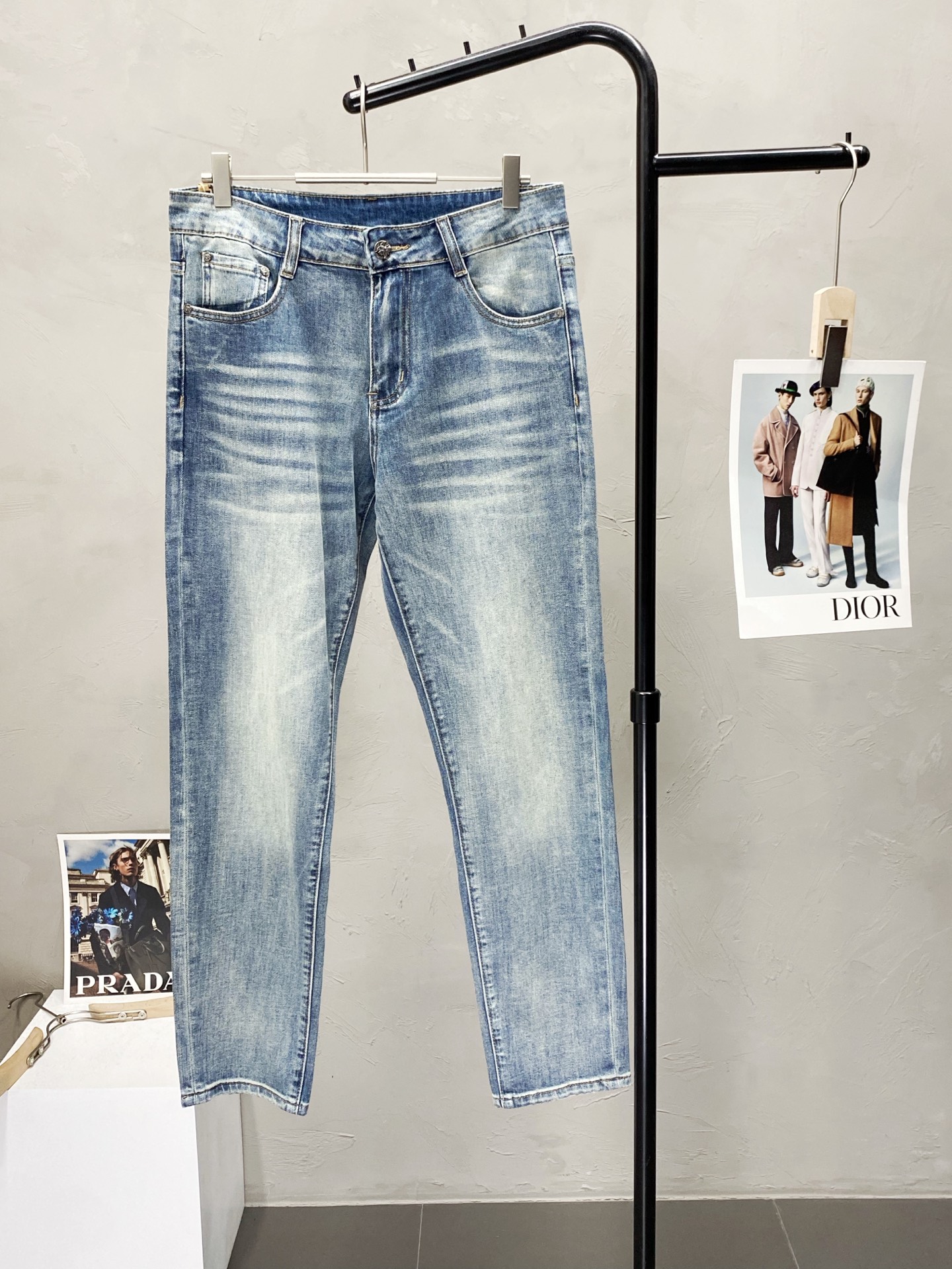 NO:135188,.Burberry exclusively offers the new high-end version of casual jeans. Customized fabrics for counters are breathable and comfortable, with impeccable details, and the brand element design concept reflects high quality. The feel is delicate and soft!  It is casually cut, with a great upper body style!  Count 28-38., burberry, burberry, jeans, alexander wang19860909.Burberry巴宝莉独家专供新款休闲牛仔裤高端版本 专柜定制面料 透气舒适度高,细节无可挑剔,品牌元素设计理念,体现高品质.手感细腻柔软！呈现休闲裁剪,上身版型超赞！码数28-38.,,burberry,burberry,jeans,alexander wang,Men's clothing