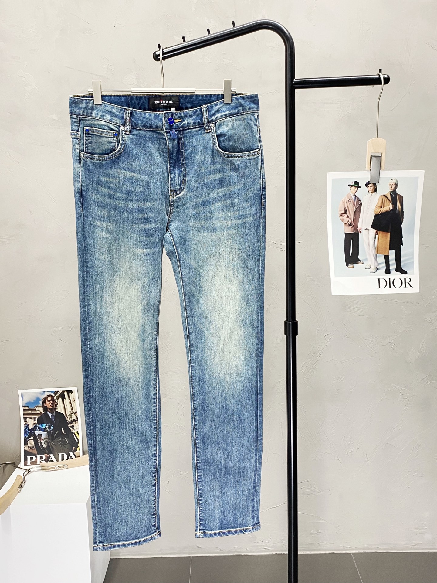 NO:131395,.KITON exclusively offers the new high-end version of jeans!  Customized fabrics for counters are breathable and comfortable, with impeccable details, and the brand element design concept reflects high quality. The feel is delicate and soft!  It is casually cut, with a great upper body style!  Number of codes: 29-38021, jeans,alexander wang19860909.KITON独家专供新款牛仔裤高端版本！专柜定制面料 透气舒适度高,细节无可挑剔,品牌元素设计理念,体现高品质.手感细腻柔软！呈现休闲裁剪,上身版型超赞！码数: 29-38021,,jeans,alexander wang,Men's clothing