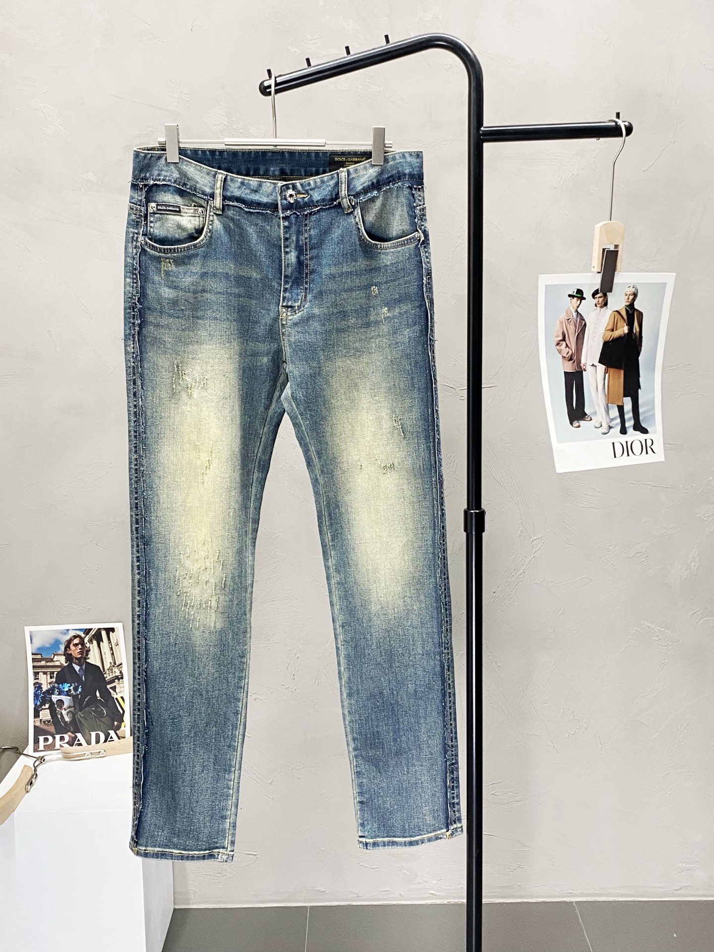 NO:131392,.Dolce & Gabbana exclusively offers new high-end jeans!  Customized fabrics for counters are breathable and comfortable, with impeccable details, and the brand element design concept reflects high quality. The feel is delicate and soft!  It is casually cut, with a great upper body style!  Number of codes: 29-38021, Dolce&Gabbana, Dolce&Gabbana, jeans, alexander wang19860909.Dolce&Gabbana杜嘉班纳独家专供新款牛仔裤高端版本！专柜定制面料 透气舒适度高,细节无可挑剔,品牌元素设计理念,体现高品质.手感细腻柔软！呈现休闲裁剪,上身版型超赞！码数: 29-38021,,Dolce&Gabbana,Dolce&Gabbana,jeans,alexander wang,Men's clothing