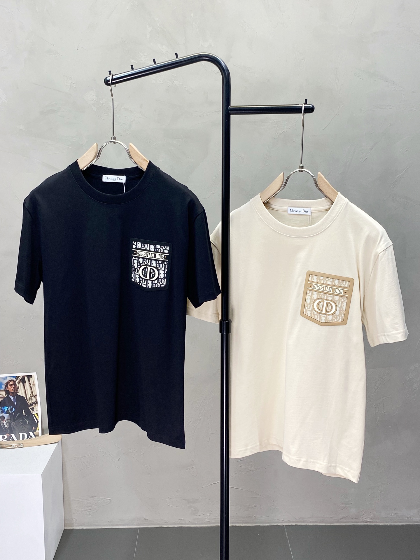 NO:137940,.Dior exclusively offers new original single men's casual short sleeves, high-end customization, high-version, fashionable and versatile imported fabric, super soft and delicate, skin-friendly and comfortable to wear, high-end boutique, OEM, fine production, very good for the upper body, men's essential items, code number XS-L,,dior,dior,T-shirt,alexander wang19860909.Dior迪奥独家专供新款原单男士休闲短袖 高端定制 高版本 时尚百搭爆款进口面料 手感超柔软细腻 穿着亲肤舒适 高端精品 代工厂精细做上身非常赞 男士必备单品 码数XS-L,,dior,dior,T-shirt,alexander wang,Men's clothing