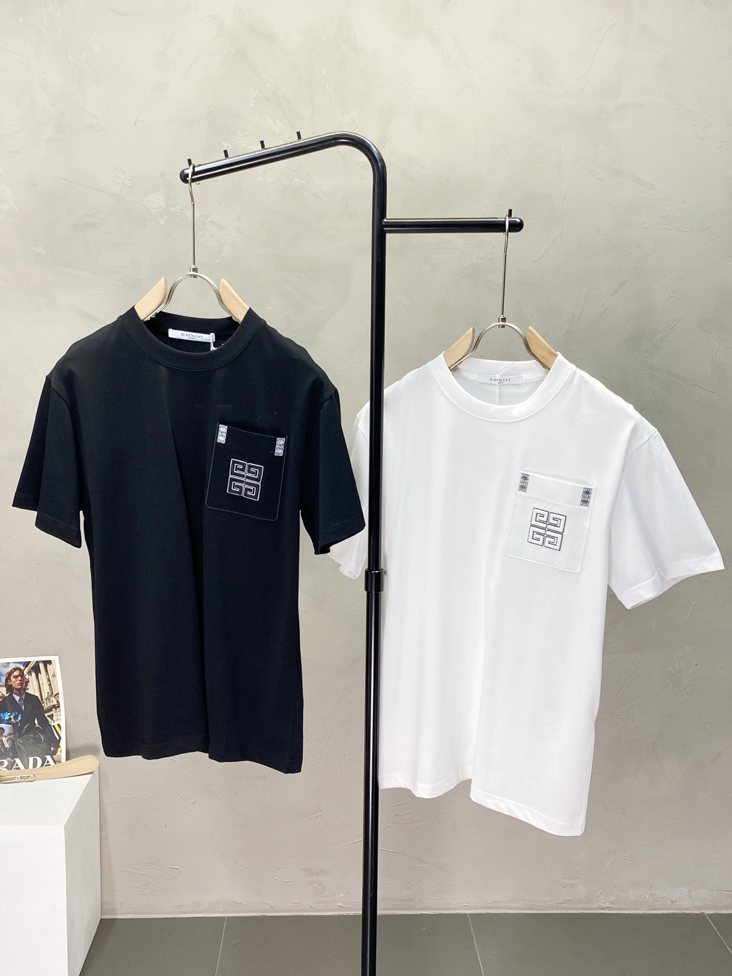 NO:137937,.Givenchy exclusively offers new original single men's casual short sleeves, high-end customization, high-end version, fashionable and versatile imported fabric, super soft and delicate, skin-friendly and comfortable to wear, high-end boutique, OEM, fine-made top body, very good, men's essential items, code number XS-L,, given, given, given, T-shirt, alexander wang19860909.Givenchy纪梵希独家专供新款原单男士休闲短袖 高端定制 高版本 时尚百搭爆款进口面料 手感超柔软细腻 穿着亲肤舒适 高端精品 代工厂精细做上身非常赞 男士必备单品 码数XS-L,,givenchy,givenchy,T-shirt,alexander wang,Men's clothing